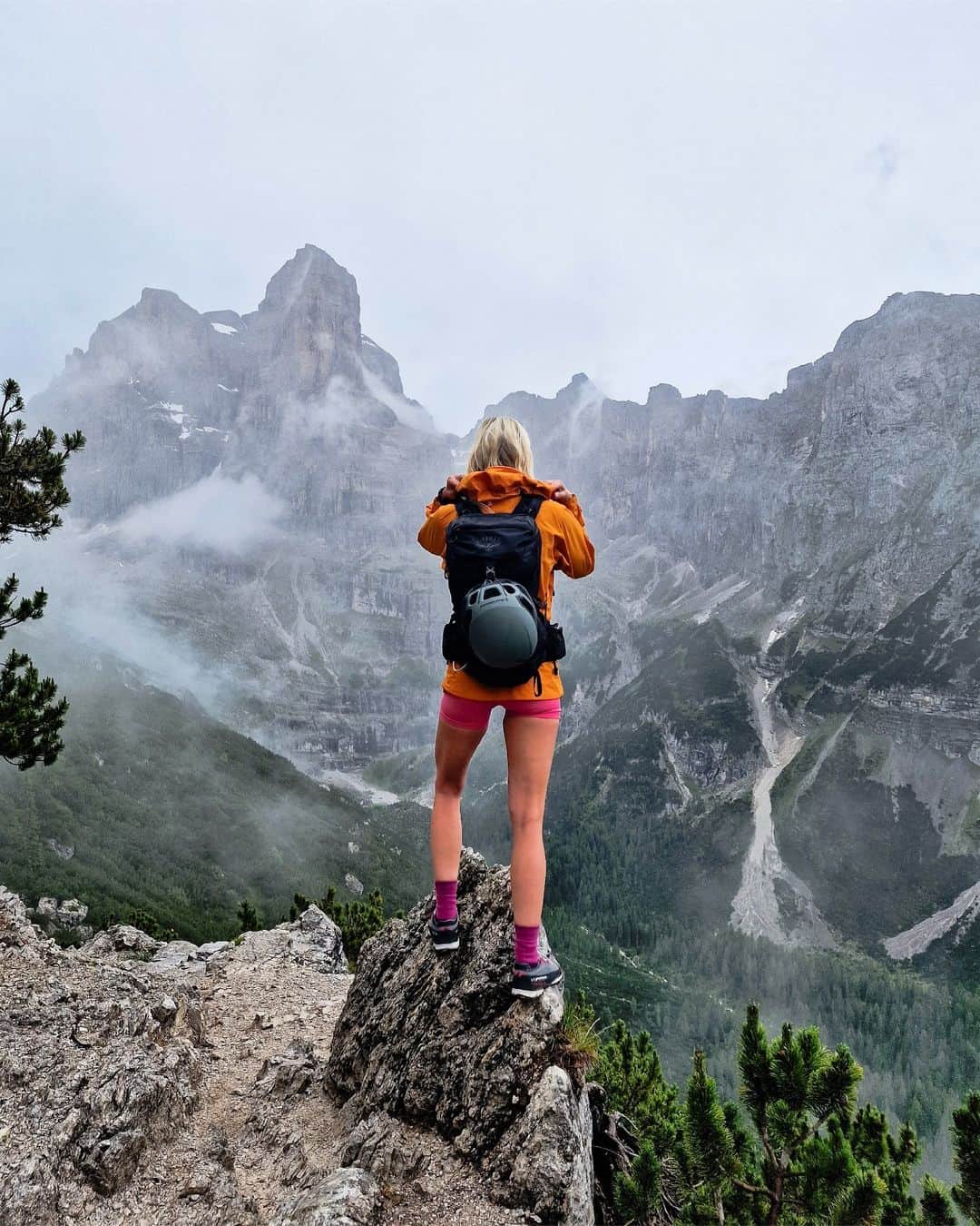 オスプレーのインスタグラム：「Ain't no mountain high enough for an Osprey hydration pack 🚰」