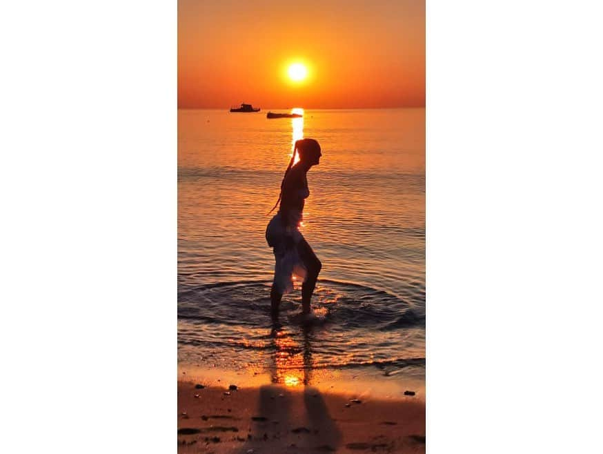 メシア・シムソンさんのインスタグラム写真 - (メシア・シムソンInstagram)「Playing with the Sun 🌞 #rhodes #sunrise #bliss #iamblessed」8月22日 3時03分 - meciasimson