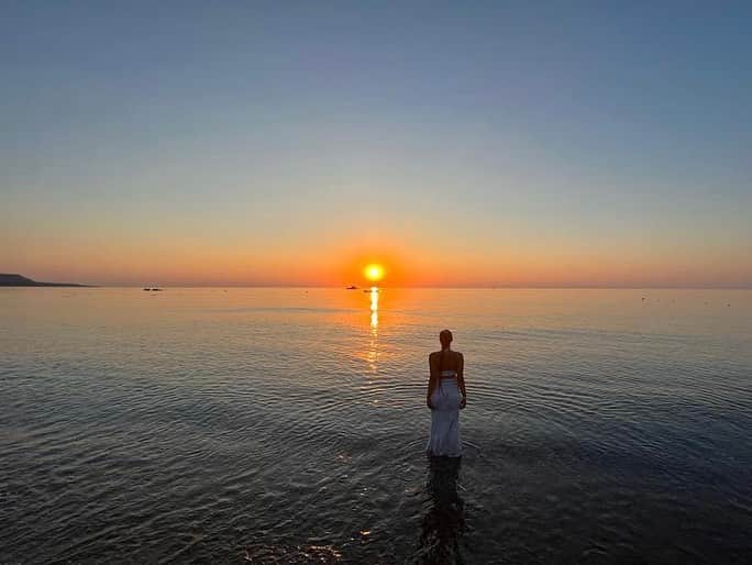 メシア・シムソンのインスタグラム：「Playing with the Sun 🌞 #rhodes #sunrise #bliss #iamblessed」