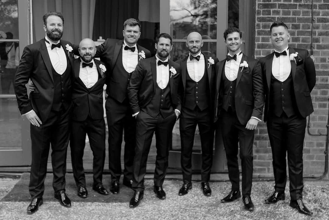 オリー・マーズさんのインスタグラム写真 - (オリー・マーズInstagram)「Nothing like upstaging the groom lads 😅👌🏻 appreciation post to my handsome groomsmen for looking so dapper on our wedding day! Shout out to @thegroomsroomessex & @abigailscollection for making all them and my family look so cool 😎 although I didn’t get my suit there I’ve gotta say Rob was on it from the start, super slick, calm and never panicked (when I was) lol Thanks for everything guys x」8月22日 3時06分 - ollymurs