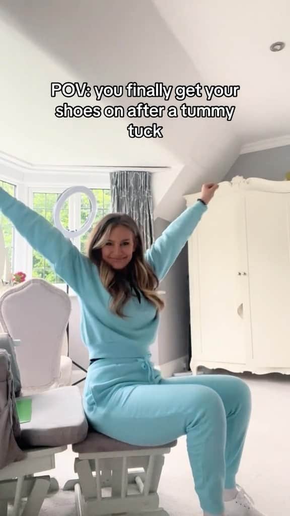Anna Sacconeのインスタグラム：「That’s me done for the day 🥵🤣 #mommymakeover #mommymakeoversurgery #plasticsurgery #tummytuck #tummytuckrecovery #tummytuckjourney #momof4 #mumof4 #annasaccone #sacconejolys #momlife #surgeryrecovery #mommymakeoverjourney」