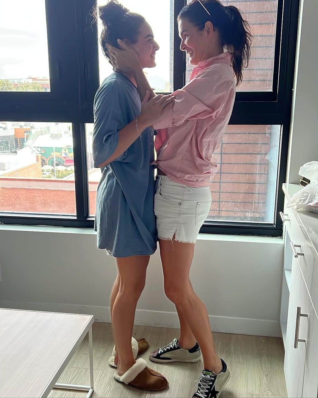 アンジー・ハーモンのインスタグラム：「That’s that “my first apartment” filter…  Love you soooo much beautiful girl! ❤️❤️❤️  I’m beyond grateful to be able to spend this time with you & am so tremendously proud of you!! Thank you pally ( @momo71ny ) for being the greatest #bff & #aunt to come with!!   #blessed #grateful #college #mygirl #bff #familytime」