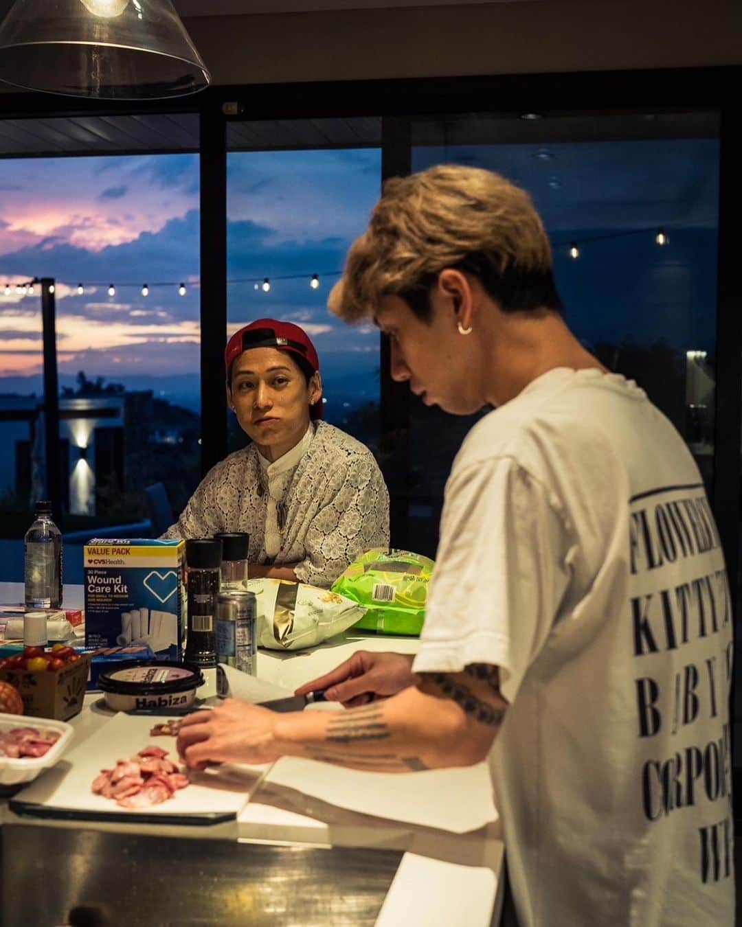 Taka のインスタグラム：「やっぱり僕にとって彼は人間としてずっと尊敬できる唯一の音楽の先輩 素敵な時間を過ごせました！ ありがとうございますタクヤくん @takuya_world_official  @ka2official612」