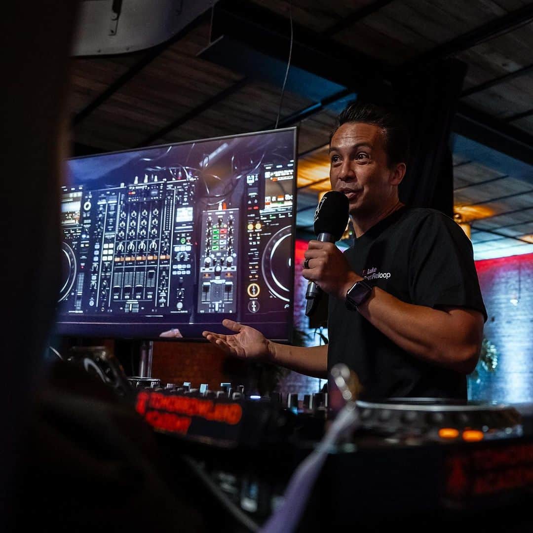 レイドバック・ルークのインスタグラム：「A couple of weeks ago I got to premiere my new DJ setup to a select group of upcoming DJ’s and producers! 👀 The vlog where I finally reveal everything will be coming soon..📱」