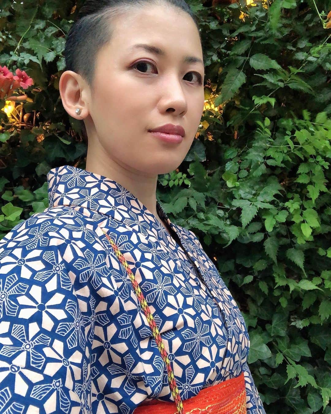 岡田育のインスタグラム：「Out to dinner in Yukata (summer lounge kimono). @tuomenyc #tuome #tuomenyc #alphabetcitynyc  . 近所で外食。盛夏に地厚の綿浴衣で厚化粧だと暑苦しいよなぁ、と血色だけ足して踝出してポシェット提げたら髪型も相俟って昔話の悪ガキみたいになった。亀いじめて浦島太郎に叱られてそう。帯枕無しで結んだショッキングオレンジの羅の夏帯は #シンエイ @kimono_shinei で未使用新古2000円。ドル146円換算で13ドル。洋服買ってる場合じゃねえ。 . #浴衣 #yukata #浴衣コーデ #浴衣に夏帯  #名古屋帯 #nagoyaobi #キモノ #リサイクル着物 #着物女子 #kimonofashion  #japanesekimono  #👘🔰 #着物修行中  #kimonostyle #kimonofashion  #着物スタイリング #kimonolovers #着物好き  #カジュアル着物 #普段着着物」