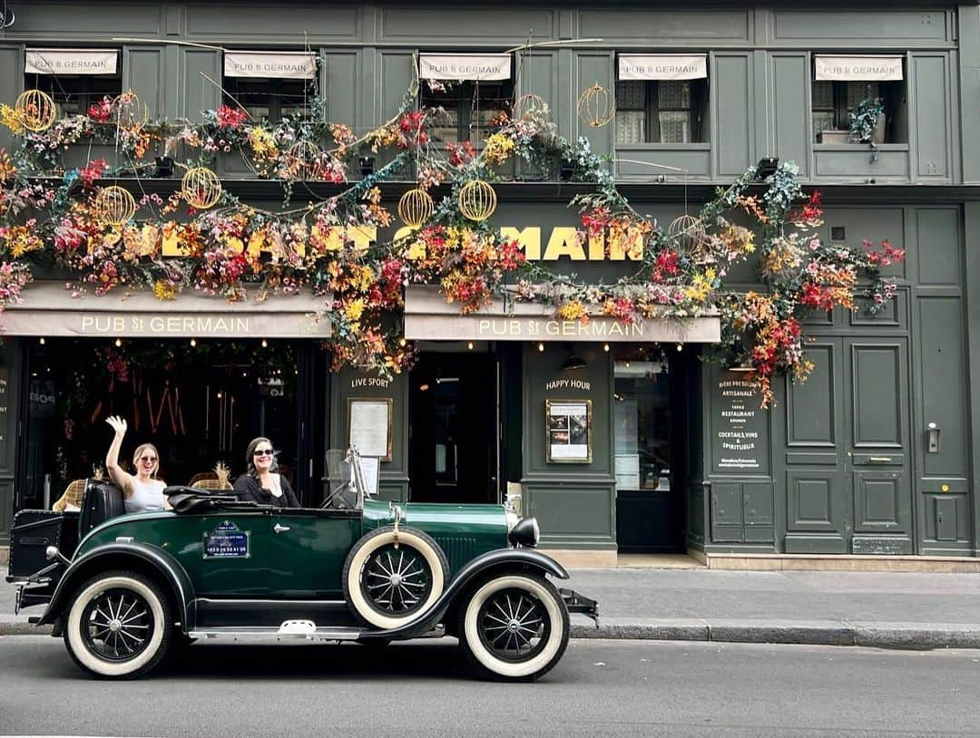 エリザベス・ライルさんのインスタグラム写真 - (エリザベス・ライルInstagram)「Transported back in time thanks to @paris_old_time truly the most magical way to explore Paris. Merci!」8月22日 3時43分 - elizabethlail