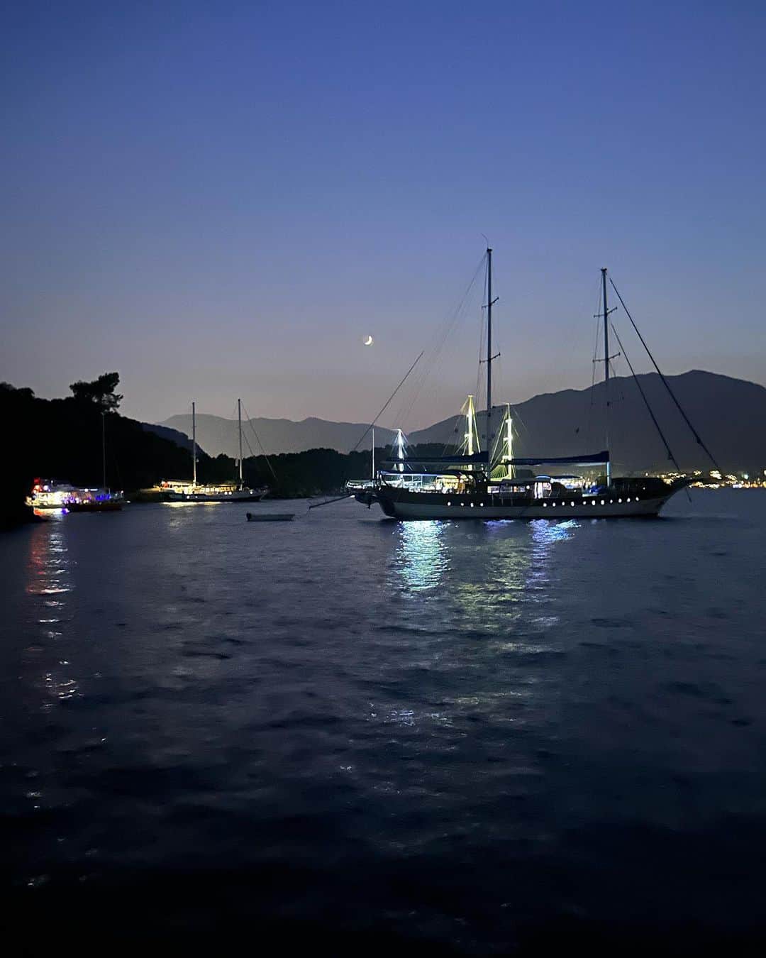 Alessia Marcuzziさんのインスタグラム写真 - (Alessia MarcuzziInstagram)「1. Posa non posa 🤣 2. Sirenetta Mia  3. Tommy boy 4. Posa posa 5. Mia e Alice  6. Io e Nati a Gemiler Island ( le rovine di cinque chiese bizantine costruite tra il IV e il VI secolo su una piccola isola turca) 7. Luce 8. Luna di kalkan 9. Libera❤️」8月22日 4時05分 - alessiamarcuzzi