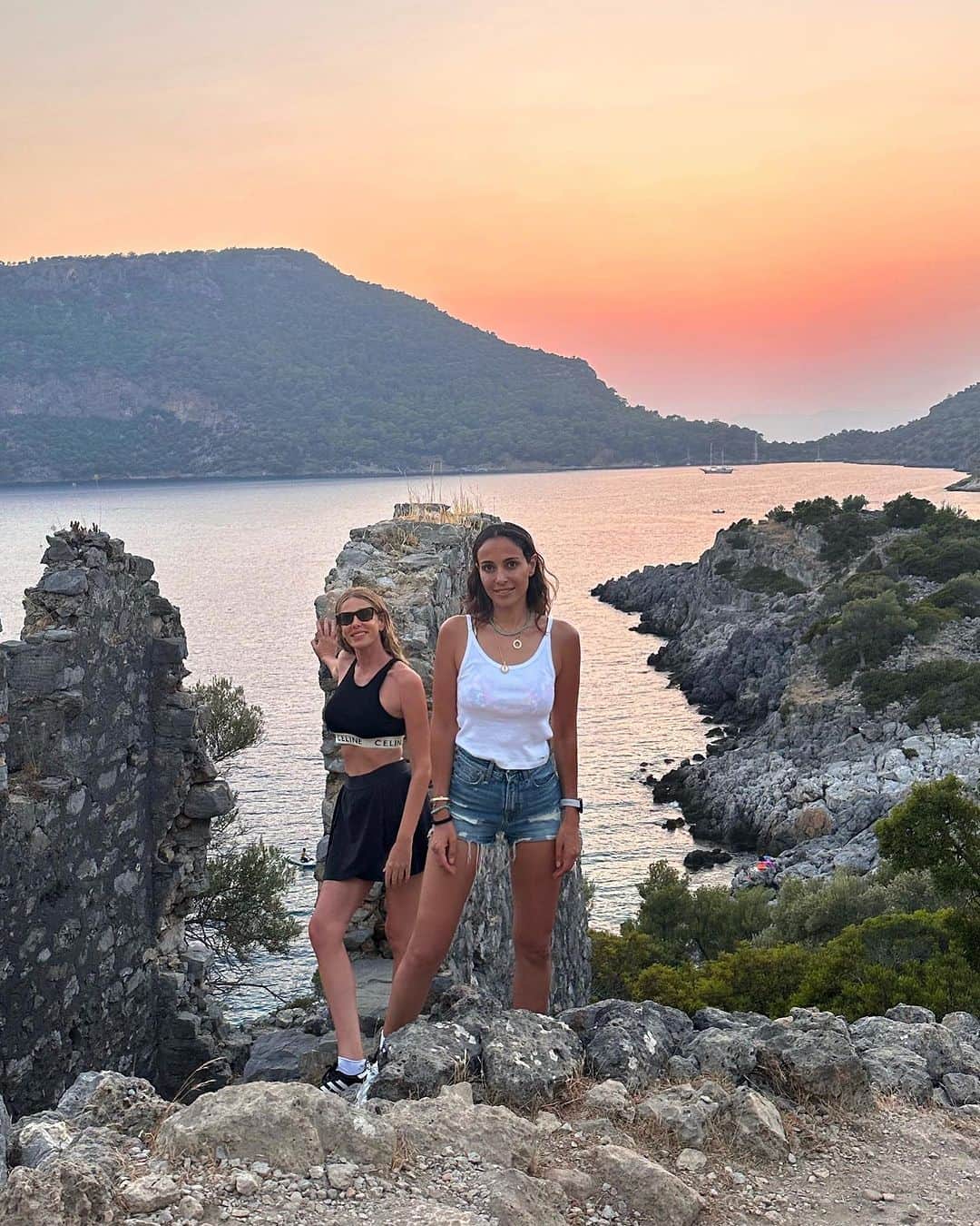 Alessia Marcuzziさんのインスタグラム写真 - (Alessia MarcuzziInstagram)「1. Posa non posa 🤣 2. Sirenetta Mia  3. Tommy boy 4. Posa posa 5. Mia e Alice  6. Io e Nati a Gemiler Island ( le rovine di cinque chiese bizantine costruite tra il IV e il VI secolo su una piccola isola turca) 7. Luce 8. Luna di kalkan 9. Libera❤️」8月22日 4時05分 - alessiamarcuzzi
