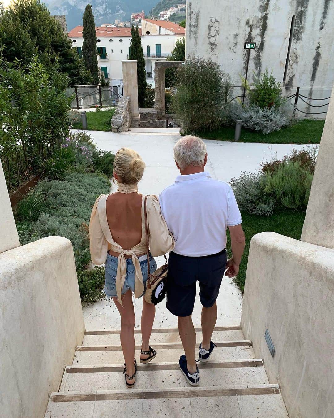 キャロライン・ダウルのインスタグラム：「Happy birthday, dad ❤️ I cherish your presence in my life beyond words. Your guidance, unconditional love and the reservoir of wisdom you've shared have sculpted me into who I am today. I deeply admire your unending patience and your selflessness - that taught me the true meaning of love. May this day bring you the same warmth and happiness you've brought into my life.. I love you!!!」