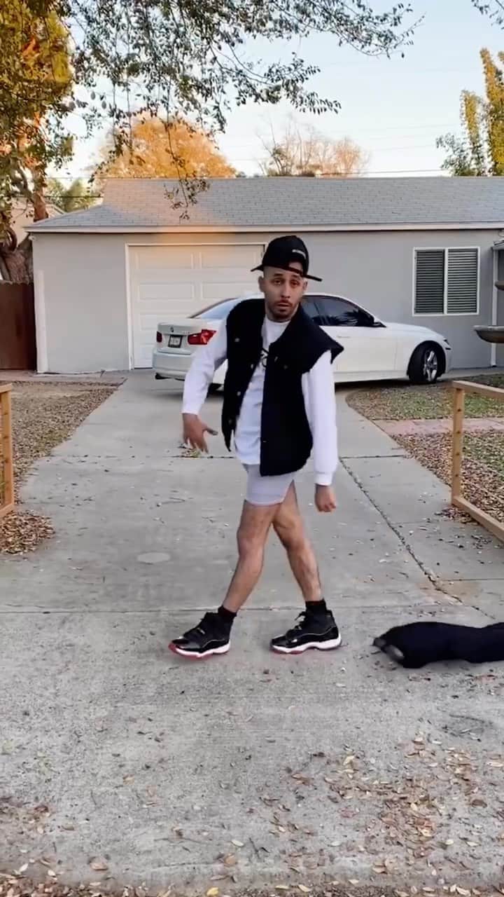Anwar Jibawiのインスタグラム：「Sagging at its finest 👖」