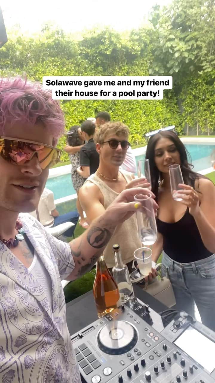 のインスタグラム：「Me and @josephchase took over the @solawave house this weekend and threw a pool party 👙☀️🌴🕶️🎉 RIGHT BEFORE Hurricane Hilary came and soaked the city! It’s a good summer 🔥 #photocredit @zionevangelineg   Also I couldn’t tag everyone but thank you all for coming!!! 🖤🖤🖤」