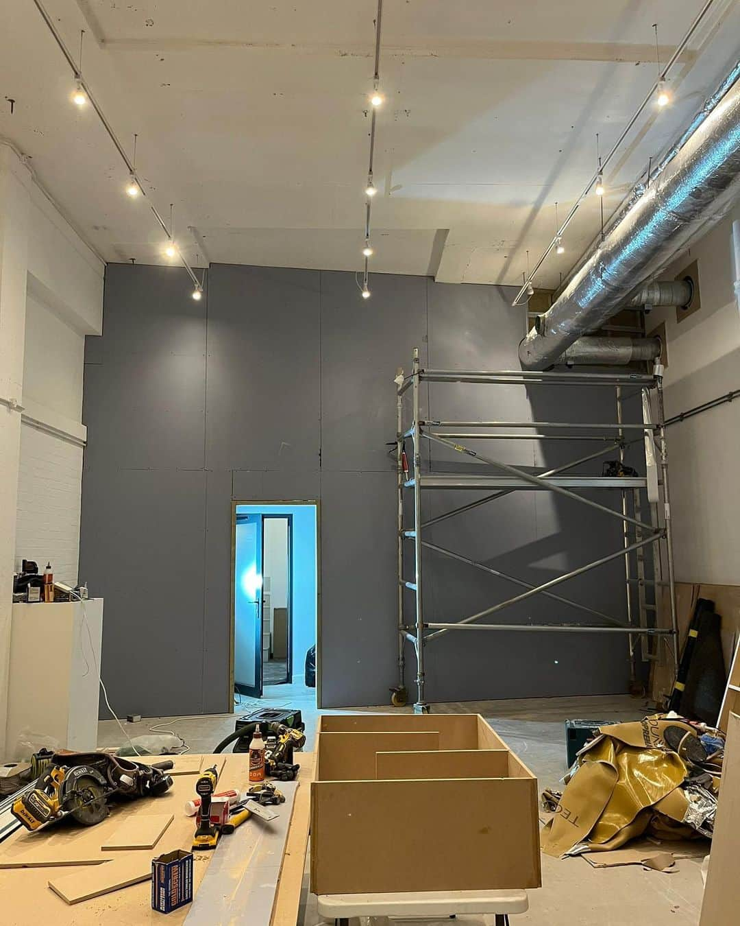 Jackson Harriesさんのインスタグラム写真 - (Jackson HarriesInstagram)「New studio build. Our dream slowly coming true, at @earthrise.studio. Stay tuned… 🎥」8月21日 19時31分 - jackharries