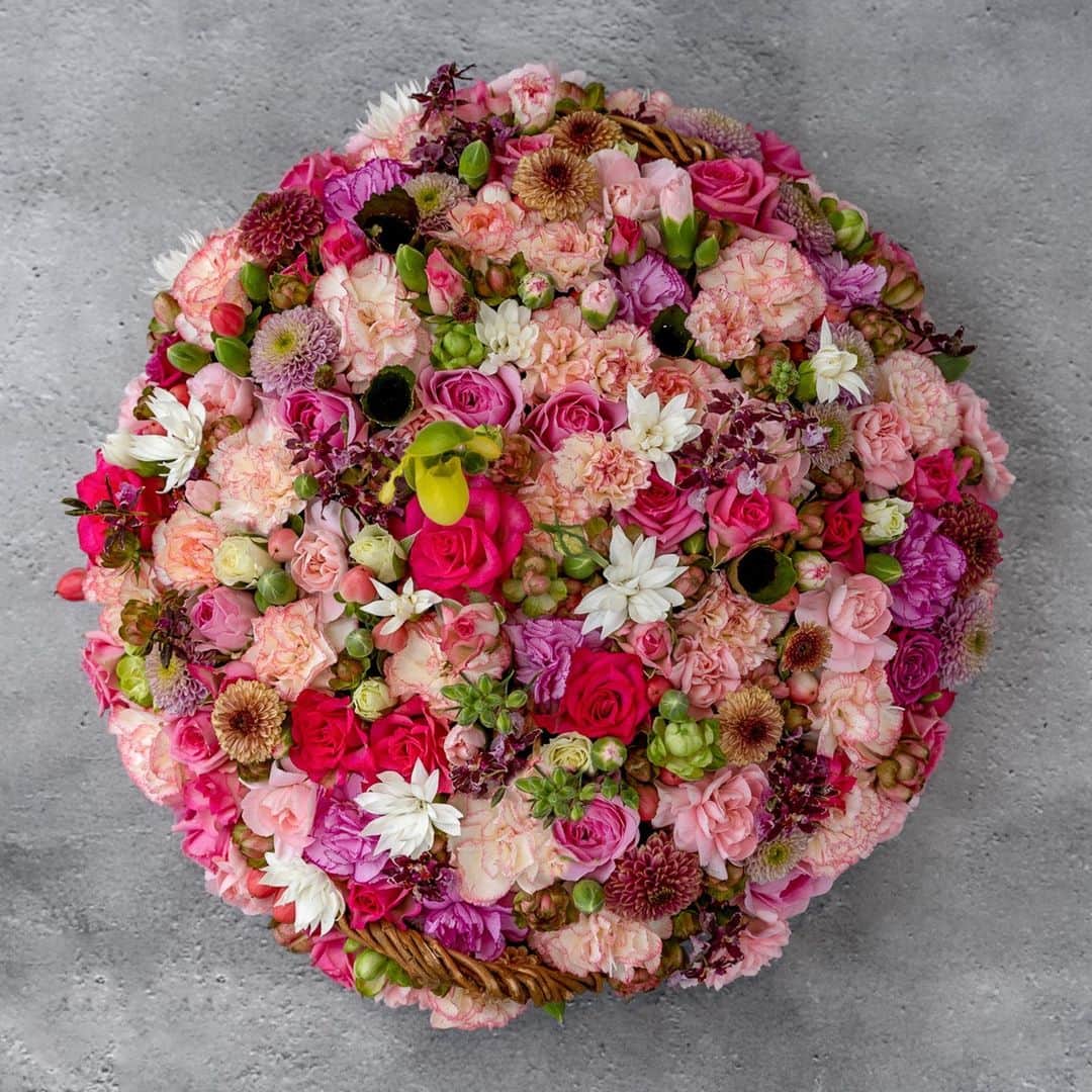 ニコライ・バーグマン・フラワーズ＆デザインさんのインスタグラム写真 - (ニコライ・バーグマン・フラワーズ＆デザインInstagram)「Colorful, romantic tones 🧺 💐 Did you spot the Paphiopedilum peeking out of this arrangement? 🌿⁠ .⁠ .⁠ .⁠ .⁠ #nicolaibergmann #flowerdesign #floralart #ニコライバーグマン #フラワーデザイン #니콜라이버그만 #꽃다발 #цветочноеоформление #blumenkunst #artefloral  #北欧インテリア  #北欧デザイン」8月21日 19時30分 - nicolaibergmann