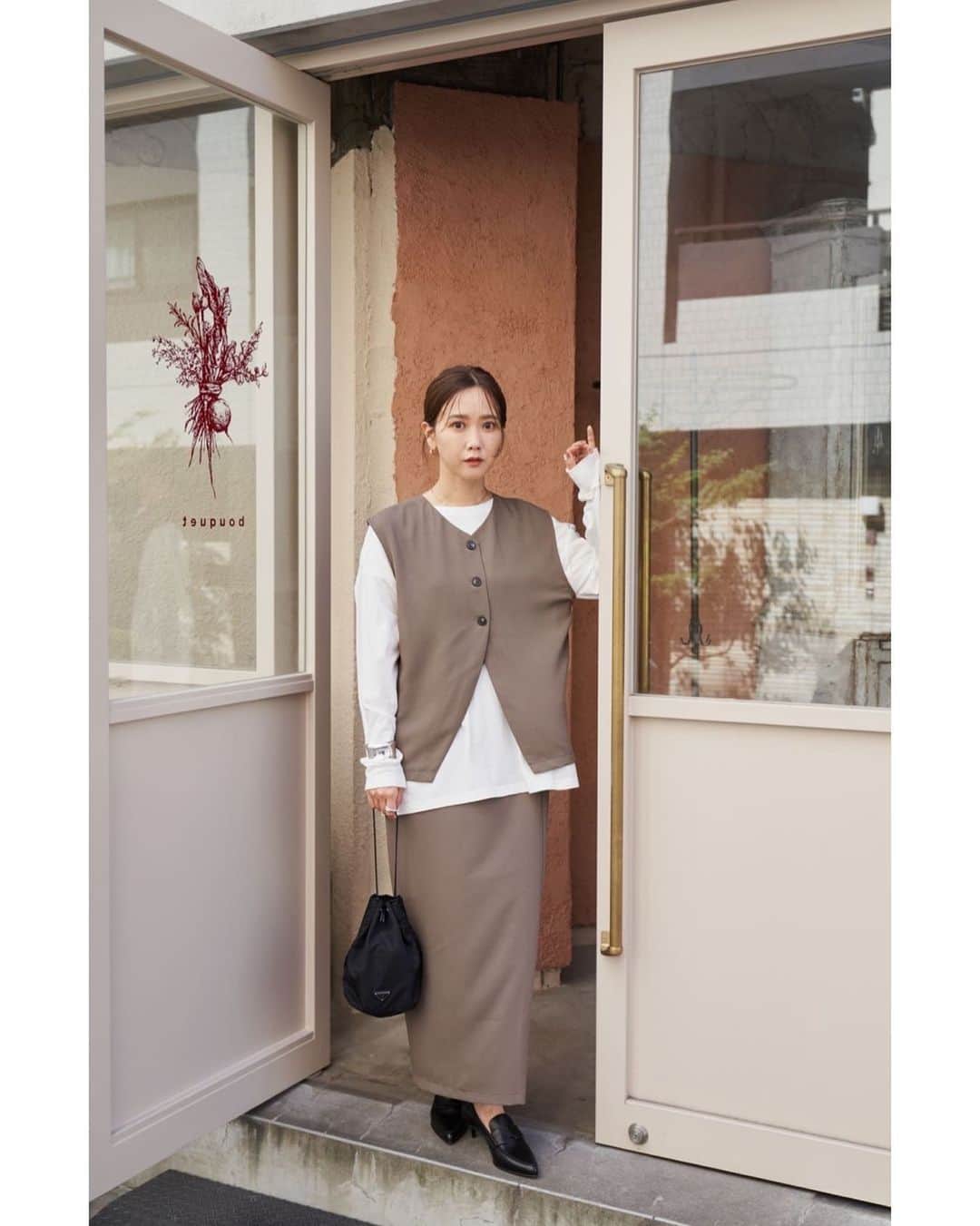 のインスタグラム：「●8月21日(月)19:00より再販開始！ _____________  AUNT MARIE'S 　　　×  Rina Tanaka _____________  お知らせ続きですみません！ 先日発売開始したばかりのアントマリーズさんとのコラボアイテムですが、大変ご好評いただいたため、一時的に在庫入荷待ちになっていましたが、本日ZOZOのアントマリーズさんのサイトにて再販開始しました！  既に手元に届いた皆さんからの嬉しいメッセージも嬉しい限り🩷 〝寄り道したくなる服〟というコンセプトの通り、るんるんな気分でオシャレを楽しんでもらえると嬉しいです♡ 着た感じはインスタライブのアーカイブやストーリーズのハイライトを参考にしてみてください✨  ________  【Q&A】 ・洗濯はできますか？ ➜手洗い表記になってるので手洗い推奨ですが、私はオシャレ着洗いで洗濯機で洗濯しちゃってます！  ・パンツのサイズ感はどうですか？ ➜SとFREE（M,L相当）の2サイズ展開。 私（158cm）はSをはくとペタンコ靴でも丁度良い感じで、150cmの大石さんはSをヒールを履いてちょうど良いそうです！（※インスタライブ参照） 普段Mの方はSでもちょうど良さそうですが、 160cmのスタッフさんでFREE（M,L相当）を購入する方もいらっしゃるので、どうはきこなしたいかにもよるかなと。 ZOZOの商品ページでは168cmのスタッフさんがFREEをはいてくださってるので、そちらの着用画像も参考になさってください。  ・オケージョンで着れますか？ ➜合わせるアイテムによって着ていただけます✨  ・シャツの透け感はどうですか？ ➜しっかりめの生地で立体感のあるデザインなので、比較的透けにくいです。  ________  【商品line up】 #3WAYジレ price : ¥5,500(tax in) color : GRY / MOC / BLK size : FREE  #サイドスリットタックワイドパンツ price : ¥7,150(tax in) color : GRY / MOC / BLK size : S / FREE  #バックスリットナロースカート price : ¥6,490(tax in) color : GRY / MOC / BLK  #ボリュームスリーブタイ付きシャツ price : ¥6,930(tax in) color : WHT / BEG ________  #アントマリーズ #auntmaries #田中里奈 #田中里奈コラボ #大人カジュアル」