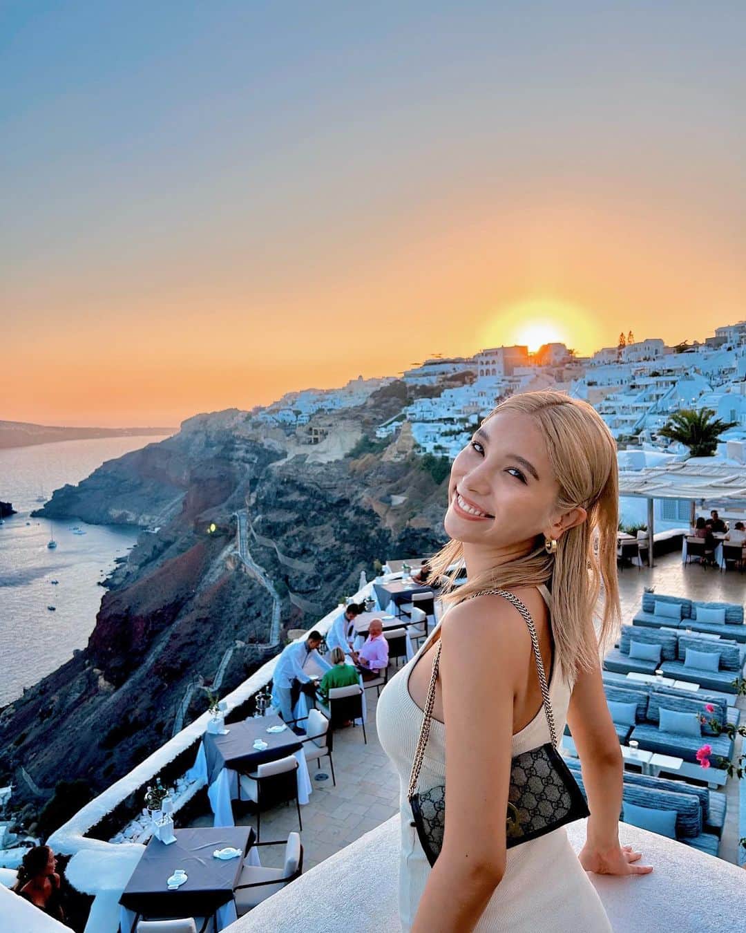 REONAのインスタグラム：「死ぬまでに絶対行ってみたいと思ってた憧れのサントリーニ島についに行ってきたの🇬🇷😭嬉しくて嬉しくて😭🩷  投稿したい写真がありすぎて追いつかない💦🤣  とりあえず世界一の夕日って言われてるイアで撮った写真から🤳  たくさん載せてくからよろしくね🫡🤍 #ギリシャ旅行 #サントリーニ島」