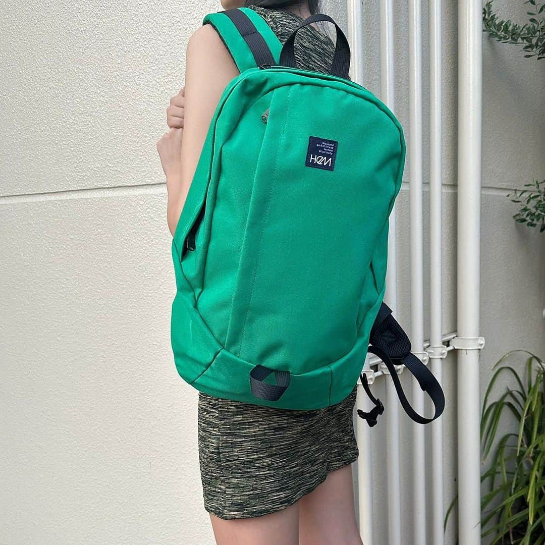 HeMのインスタグラム：「-NEW ARRIVALS-  2000年代に人気を博したHeMバックパックの復刻版が新しくなって登場🌴  撥水生地が使われているので夏のアクティビティにも🌺  coming soon....✨  ＿＿＿＿＿＿＿＿＿＿＿＿＿＿＿＿＿＿＿＿＿＿  リンク　￥8,800（tax in） ＿＿＿＿＿＿＿＿＿＿＿＿＿＿＿＿＿＿＿＿＿＿  Instagramで紹介している商品は、画像をタップorプロフィールページの「ショップ」からご覧いただけます💡  #HeM #リュック #リュックコーデ #リュック好き #大容量バッグ #アウトドア用品 #アウトドアファッション #アウトドアグッズ #トラベルバッグ」