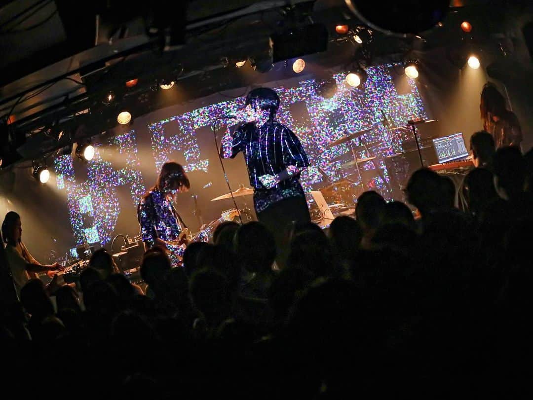 THE NOVEMBERSさんのインスタグラム写真 - (THE NOVEMBERSInstagram)「「Round Trip 東京演出 ⇄ 「首Vol.16 」-20230814 」  ✔︎初日本公演は満員御礼です！ありがとうございます  @the_novembers  @exclamusic  @livehouse_fever  @smash_jpn   / 🗣️決して忘れないでください🌹 \  Audio: @naphotooka  Light: @destroyandance  Video: @huihongnin  Stage: @singdimensions  BRO: @chocoloby   Photo: @ylc_photography」8月21日 19時25分 - the_novembers