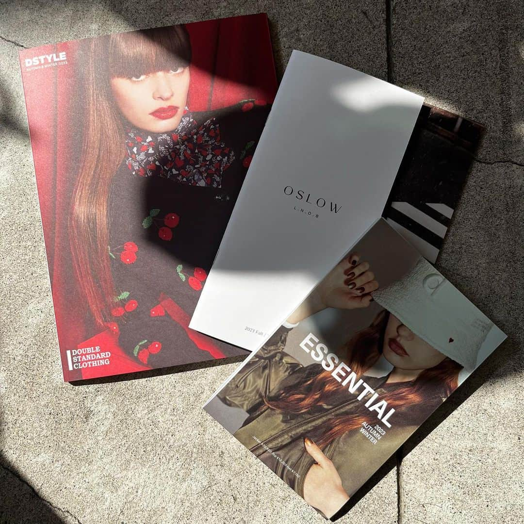 Sov青山のインスタグラム：「. ＊2023 A/W LOOK BOOK  今シーズンはDSTYLEの他、OSLOW・ESSENTIALのカタログもご用意しております📚 ぜひ、店頭にてご覧下さいませ･:*  ▷Open 11:00〜Close 20:00 〔日曜定休〕 ℡03-3401-3770  #doublestandardclothing#sov#sovaoyama #ダブスタ#ソブ#青山#路面店 #2023#aw#autumn#winter#秋冬#新作#カタログ#lookbook #wildcherry#🍒」