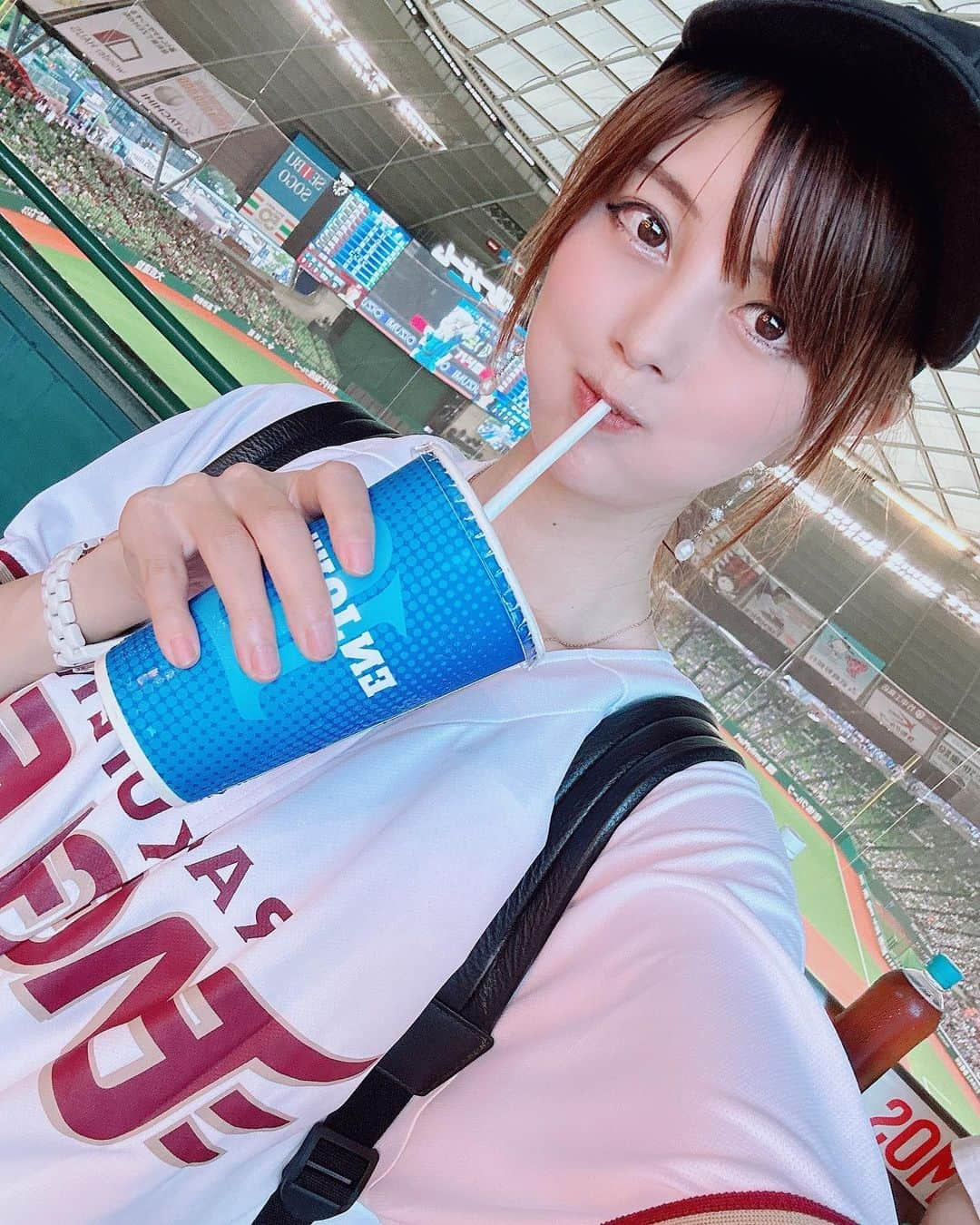 satomiのインスタグラム：「⚾️🏟️🏋️‍♀️⚾️ ・ 暑。。。ベルーナドーム🏟️ 🦅🦁 楽しみにしてた楽天戦！ AUのソファーシート めちゃよかった🫶 ・  心残りはライオンズ焼きが5時にすでに売り切れて食べれなかった🥹悲。。。帰りも快適に帰れる方法発見しました💡 ・ またベルーナ行きたいなー。  #ベルーナドーム #楽天イーグルス #西武ライオンズ #野球観戦 #球場グルメ #ライオンズグルメ #獅子まんま #田中将大　まーくん先発 #インスタ野球女子 #埼玉グルメ  #所沢グルメ #埼玉西武ライオンズ #スタジアムグルメ #大谷翔平 #ヤクルトスワローズ #横浜ベイスターズ #ソフトバンクホークス #千葉ロッテマリーンズ #巨人」