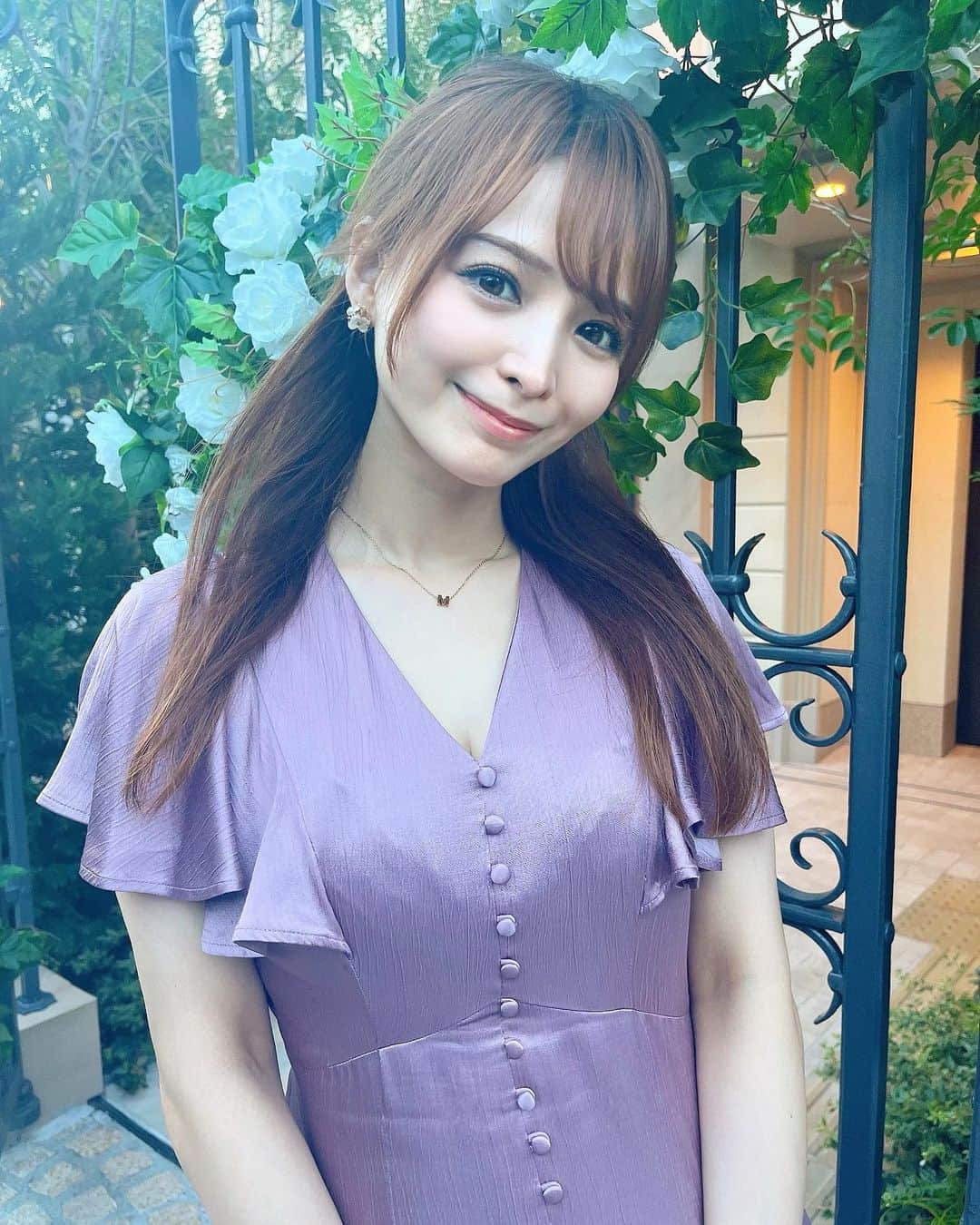 春菜めぐみのインスタグラム：「． 最近よく付けてる @bele.japan のイニシャル ネックレス🥺⭐️ ． ． ネックレスの太さとチャームがちょうどいい大きさって なかなか見つからないから一目惚れ😍💭 敏感肌や金属アレルギーの私でも使えるアクセサリーなの🙆‍♀️💕 なのに、めちゃくちゃお手頃価格でびっくりした！🫣✨ ． ． お風呂とかサウナの時もOKだから 本当におすすめです🥹🌈 ネックレスの他にピアスとかブレスレットも たくさんあるからチェックしてみてね〜🕊✨ ． ． #béle #bele #bélejapan #belejapan #accessory」