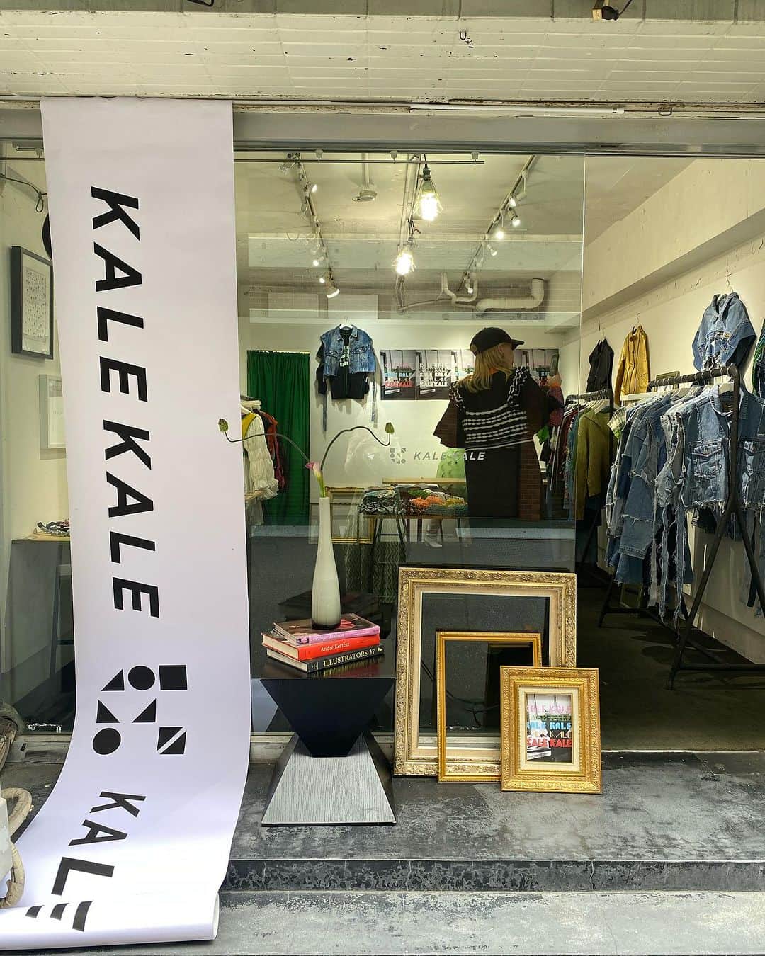 gallerieのインスタグラム：「こんばんは🌛𝘔𝘢𝘮𝘦です。  みなさんのコメントやメッセージ沢山ありがとうございます😭✨ 心がとっても温まる内容でめっちゃ勇気を出す背中を押してくださる方々のメッセージが多く嬉しいです。🥺  KALEKALEでは商品を通してみなさんと繋がっていたと思いますが いつからか商品ではなく商品がなくなっても ''安心安全のコミュニティ''で繋がっていける そんな気持ちが今はしています😌✨🤸‍♀️  お2人がちゃんとお話してくれているので私は少しサラッとお話したいと思います。  私は今適齢期でかなり人生を本気で考える時期に突入してます。📍📍📍  結婚もしてなければ、別に何か飛び抜けたところが ある訳でもなくて✋ でもそんな出来ないや無いことを言い訳に人生を諦めたくないとおもい心に決めた時に KALEKALEに参加し始めました😌✨  でも正直めっちゃ両立は中々難しかったんですよね！😂 (今だから話せるw) 本業の仕事はSPINNSでやりながらプライベートの時間を使って KALEKALEへ携わっていた時に、 正直しんどくなったり、仕事が忙しかったり 友達とのプライベートの予定で全然KALEKALEに時間をさけなかった時期、なんか申し訳なくて、やめようかな、こんな中途半端な参加なら。。。 なんて思ってた時にそれを正直に打ち明けました。 2人からは "自分のペースで参加してね！ まめちゃんのやりたいことを応援するよ🥺‼️" とゆってくれていました。 相手のペースや環境を考えることや 相手の立場に立って考えてみる。って 中々難しいのに、2人にそれをやってもらったときに本当に感謝だな。とおもいました。😭  後は遠隔で会う機会はほぼない2人だけど この間も本当に本当に全然連絡のやりとりもしてないタイミングで 偶然さおりさんとばったりタイミング的に会ってご飯に行ったり そのご飯会がなければきっとこのように私は投稿できてなかったと思います。  なんか意味のあるタイミングで出逢う2人で  人生の中で本当にきってもきれない縁がある人だなと思いました。 そして何より私にとっては 安心安全で本気で私のことを応援してくれている。📣✊🏻✊🏻❤️‍🔥 そんなお2人です。  これからは3人➕応援してくれてるみなさんで一緒に元ギャルのオトナの女性が集うコミュニティ ''1000倍薄めのSATC👠''を♡ あたたかいめで見守ってお楽しみいただければ嬉しいです。  KALEKALEを本当に応援してくださって最後までありがとうございます🙇‍♀️  以上Mameでした💚 懐かしの写真を添えて📸 結局長くなってしまったのでお時間ある際にお読みくださいm(_ _)m」