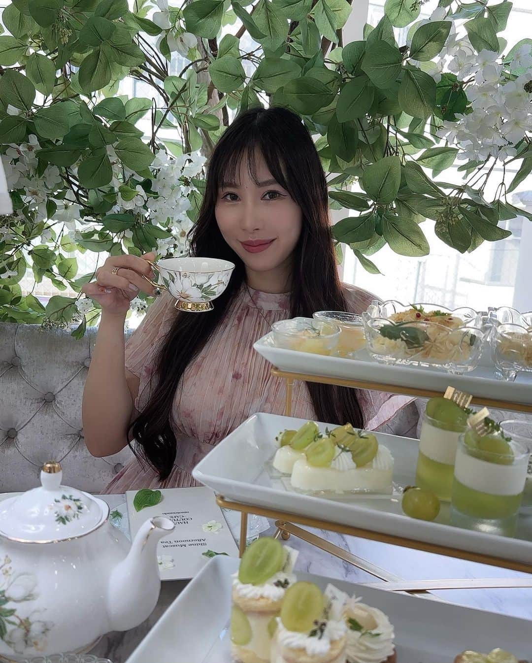 柊木里音のインスタグラム：「お店のお兄さんが撮ってくれた☕️  外カメはレアです📱  #オートクチュールカフェ表参道  #アフターヌーンティー」
