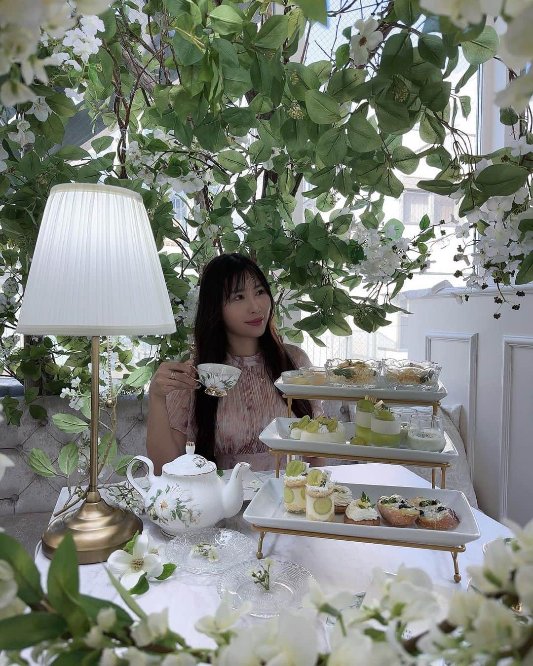 柊木里音さんのインスタグラム写真 - (柊木里音Instagram)「お店のお兄さんが撮ってくれた☕️  外カメはレアです📱  #オートクチュールカフェ表参道  #アフターヌーンティー」8月21日 19時39分 - hiiragi_rion