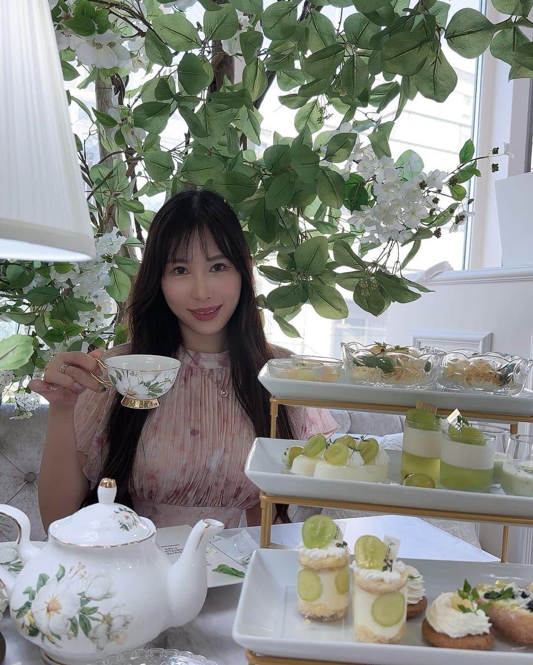 柊木里音さんのインスタグラム写真 - (柊木里音Instagram)「お店のお兄さんが撮ってくれた☕️  外カメはレアです📱  #オートクチュールカフェ表参道  #アフターヌーンティー」8月21日 19時39分 - hiiragi_rion