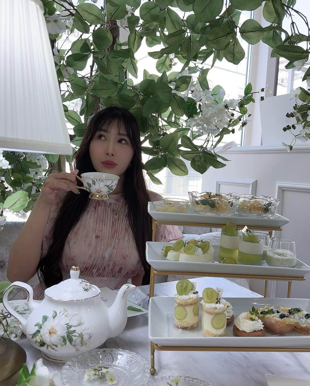 柊木里音さんのインスタグラム写真 - (柊木里音Instagram)「お店のお兄さんが撮ってくれた☕️  外カメはレアです📱  #オートクチュールカフェ表参道  #アフターヌーンティー」8月21日 19時39分 - hiiragi_rion