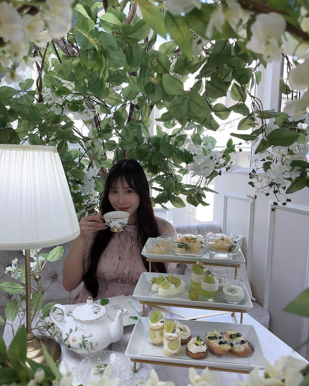 柊木里音さんのインスタグラム写真 - (柊木里音Instagram)「お店のお兄さんが撮ってくれた☕️  外カメはレアです📱  #オートクチュールカフェ表参道  #アフターヌーンティー」8月21日 19時39分 - hiiragi_rion