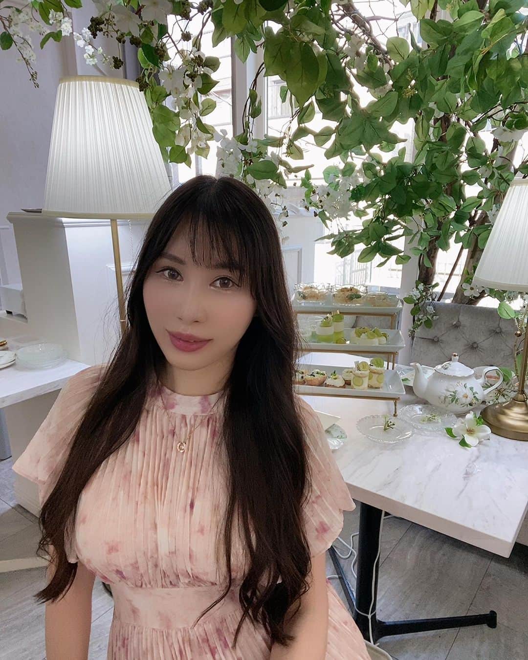 柊木里音さんのインスタグラム写真 - (柊木里音Instagram)「お店のお兄さんが撮ってくれた☕️  外カメはレアです📱  #オートクチュールカフェ表参道  #アフターヌーンティー」8月21日 19時39分 - hiiragi_rion