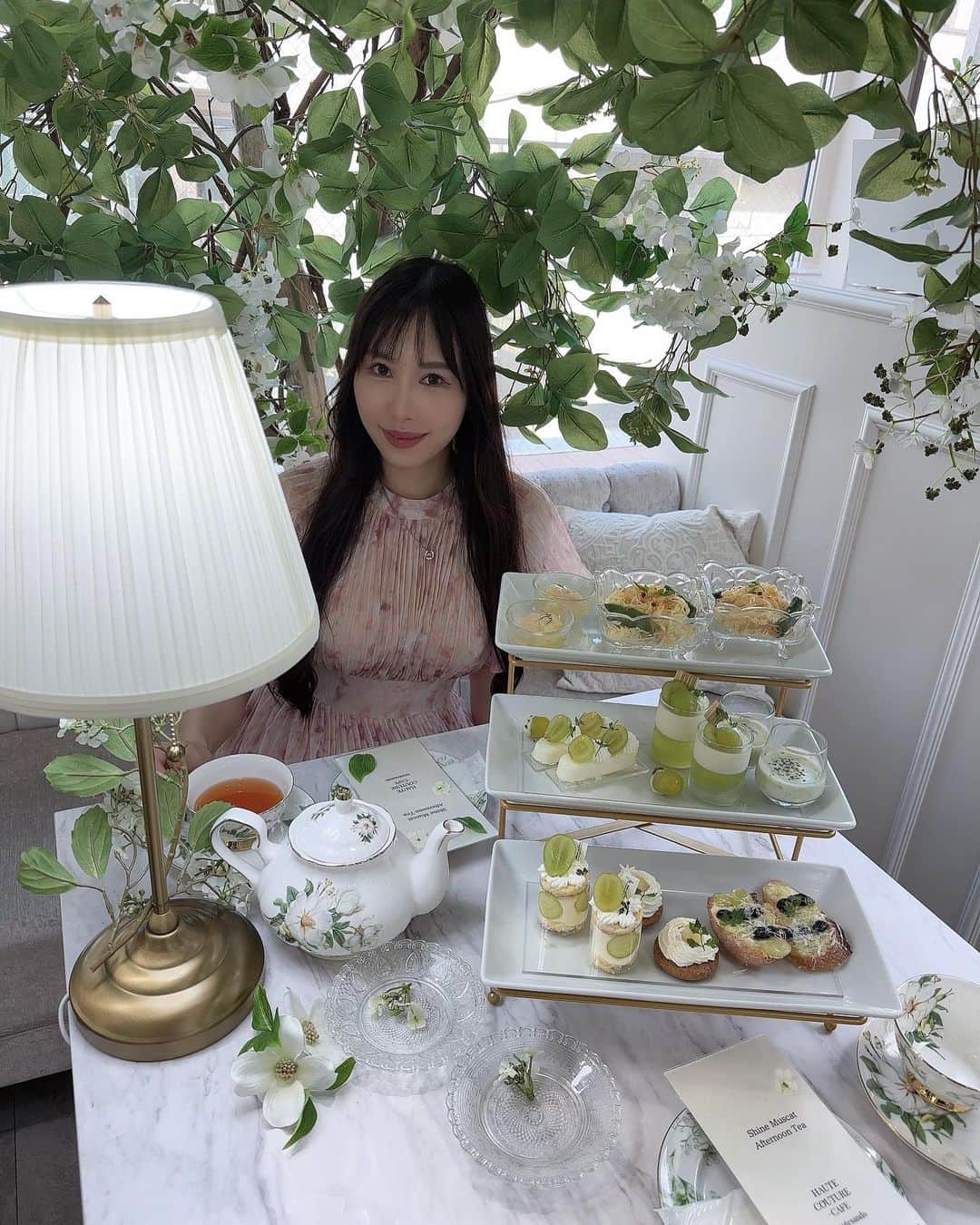 柊木里音さんのインスタグラム写真 - (柊木里音Instagram)「お店のお兄さんが撮ってくれた☕️  外カメはレアです📱  #オートクチュールカフェ表参道  #アフターヌーンティー」8月21日 19時39分 - hiiragi_rion