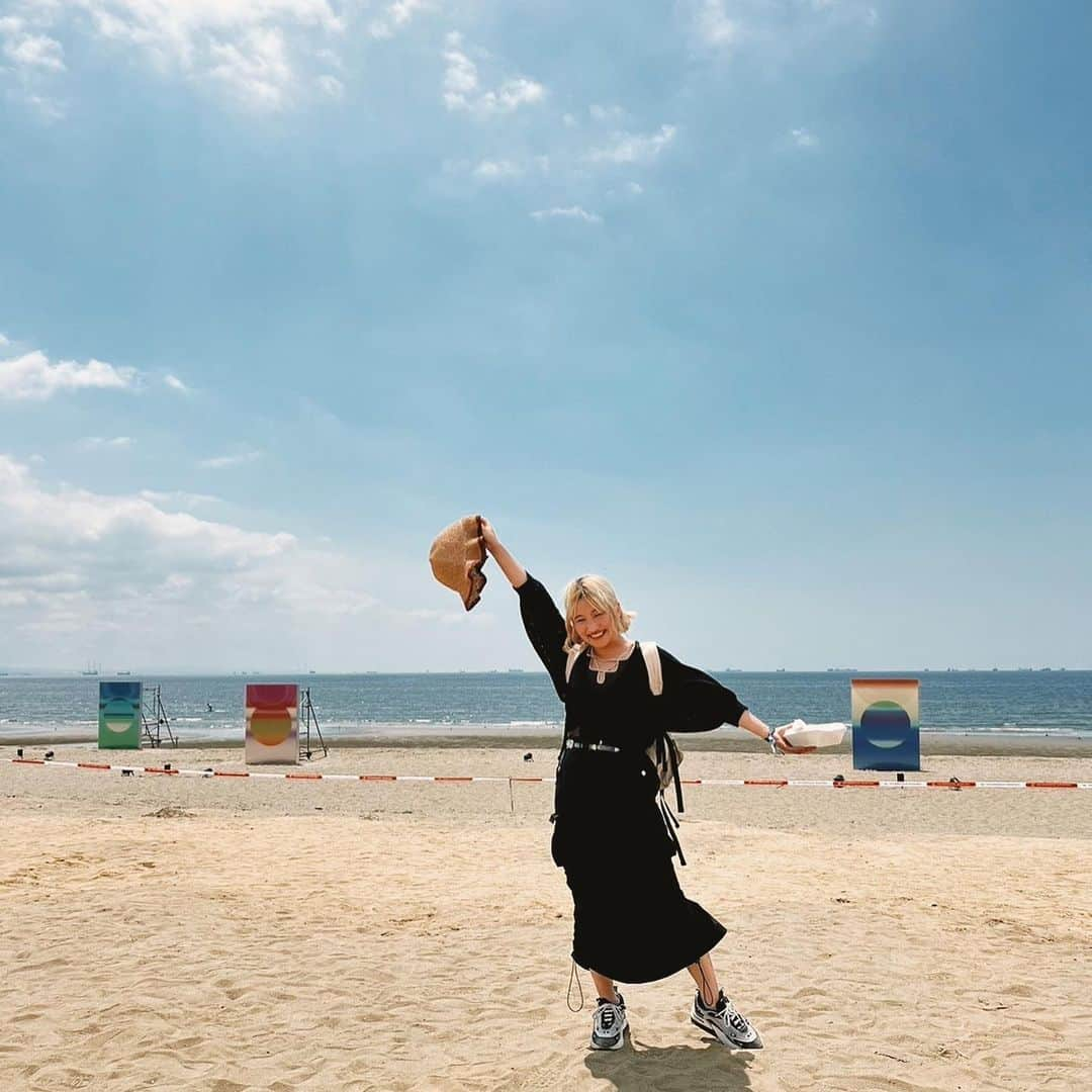 大貫みくさんのインスタグラム写真 - (大貫みくInstagram)「今年もサマソニ行ってきた！！ 初のツーデイズ！ 体力的にも脳と胃のキャパ的にも体一個じゃ足りなかった！  BLURとリアム連続で見れたのも嬉しかったし 素晴らしい演奏たくさん聴けて 刺激バチバチにもらいました！ beachステージ押しててJACOB COLLER見れたの嬉しかった🫶🏻 感想無限に言えるから会えた友達にひたすら喋ると思います笑  今週はoutput weekにしたい！ 明日は名古屋ダイヤモンドホールでふぉるてのサポート！ I LOVE MEの配信の発表もされたばかりで いい状態なので楽しもうと思います！！ よろしくねー！！  1日目 とた→Newjeans→楽日飛車→(HOLLY HUMBERSTONE)→(THE LOUNGE SOCIETY)→HONNE→BLUR→JACOB COLLER  2日目 ジャニーズWEST→THE SNUTS→(ちゃんみな)→THE KID LAROI→SOL→LIAM GALLAGHER→Kendrick Lamar」8月21日 19時39分 - minimiku0423