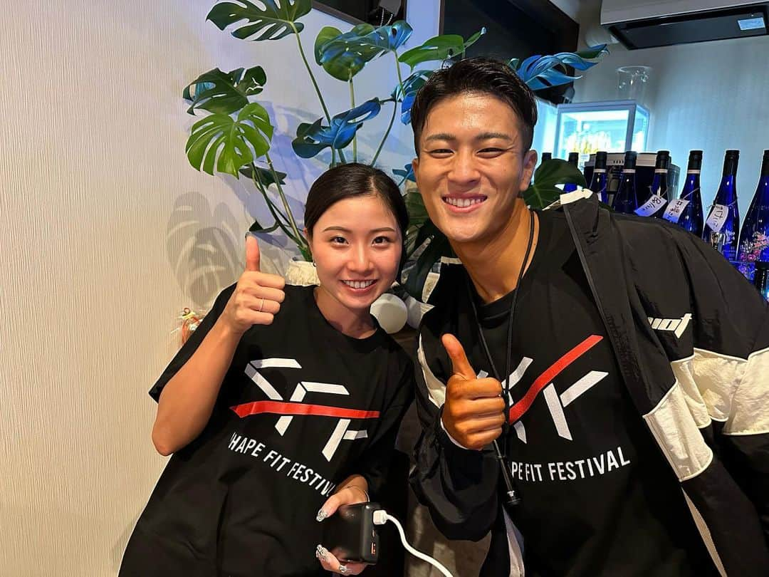 なーすけのインスタグラム：「Shape Fit Festival🎖️ 大会主催者なーすけさん 大会に出場した選手の皆様 運営の方々 お疲れ様でした🙇‍♀️🔥 ⁡ 記念すべき第1回SFFにゲストとして招待していただき、 なーすけさんと舞台に立てたことが、夢のようでした！！ 幕間が始まる寸前、舞台袖で緊張するかな。と思っていましたが、なんのその！ やっぱりなーすけさんがいると思うだけで、緊張はゼロになるのです。心強い。 ⁡ 大会運営と減量を同時並行で進め、結果を出してるなーすけさんを見て、やっぱりすごいなぁ。。かっこいいなぁ。。と1ファンとして思いました！！ しんどいことも大変だったことも多分たくさんあったと思いますが、 好きなことに熱中している姿は本当にかっこいいなと思いました！！！ 本当にお疲れ様でした！！！ ⁡ ステージに立った選手の方も、会場にいた観客の方も、 みんなが笑顔で、すごい素敵な空間が出来上がっていたなぁと染み染み思います！！！ ⁡ やっぱりなーすけさんは人間の鑑！！ って、会うたびに思います。そして今回でより強く思いました☺️ ⁡ 素敵な時間をありがとうございました！！！ 来年がまた楽しみだ！！！ ⁡ ⁡ #筋トレ#筋トレ女子#腹筋#腹筋女子#背筋#おしり#fitness#bodymake#homeworkout#ダイエット#bodycombat#hiitworkout #diet#healthylifestyle#gym#booty」