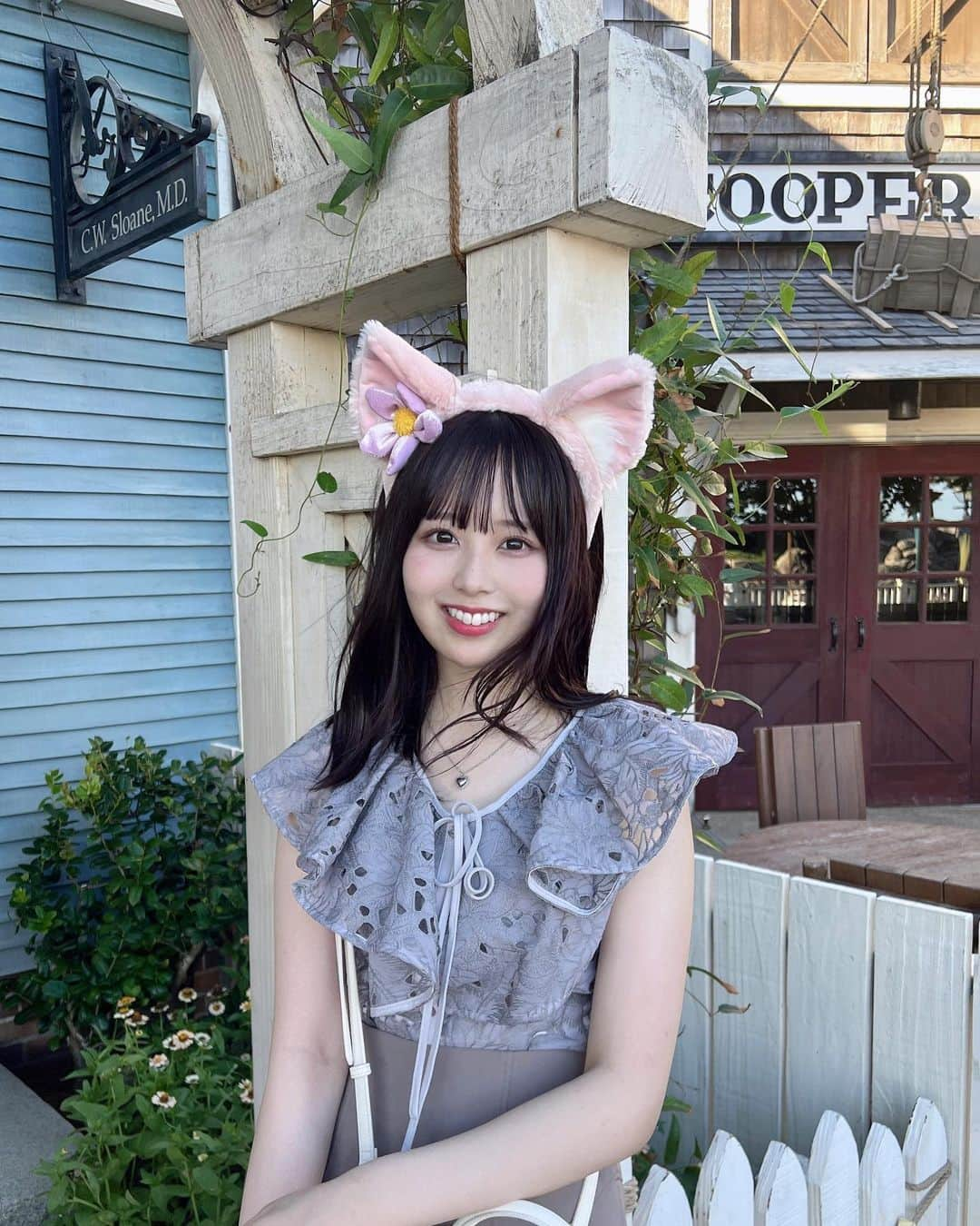 佐藤璃果のインスタグラム：「. 少し前の夏のディズニー🐭🏰  強風で暑かったけどたのしかったー!!  暑くて最後の方は三つ編みにしました👧🏻💗  tops & skirt ‪‪❤︎‬ #snidel    #licagram #tokyodisneysea #リーナベルコーデ」