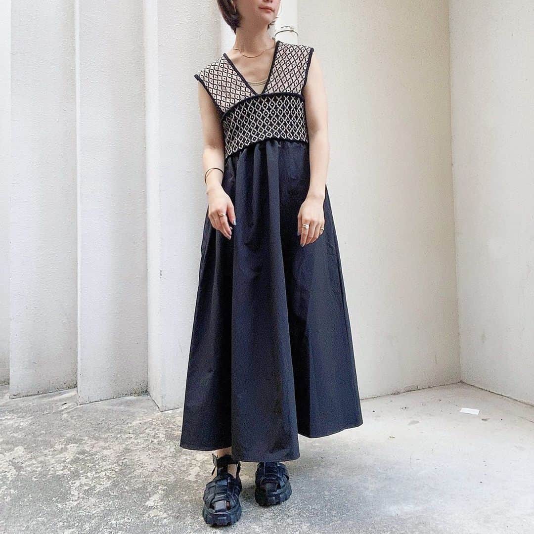 くっきーのインスタグラム：「. 何年か前に @rosebud_official_  で買ったニットビスチェ 白のワンピースとセット売りだったんだけど ビスチェだけでめちゃくちゃ気回せて 大活躍役してるお気に入り  そして今シーズンで買った  @coca_official_store  のロングスカート 安いのにしっかりしてて こちらもめちゃくちゃ使えるお気に入り  髪切る前だね〜  ____________________ #ニットビスチェ #ビスチェ #ビスチェコーデ #ニットベスト #ニットベストコーデ #ロングスカートコーデ #モノトーンコーデ #rosebud #coca」