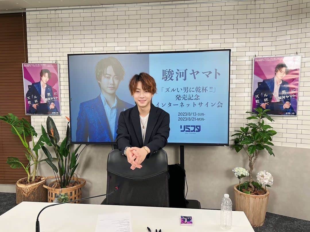はやぶさのインスタグラム：「今回の『リミスタ』さんもたくさんのお申し込みを頂き有難うございました！ 毎度、ゆる過ぎてすいません。笑 明日はいよいよ店着日！ バスの運転手さん背広で頑張ります！  【EN】 Thank you very much for lots of pre-order from 『limista』 this time!  Sorry for being too loose every time. lol  Finally, Tomorrow the CD will be  delivered to the store!  I'll do my best in the bus driver's suit!  #はやぶさ #ヒカル #ヤマト #大滝ひかる #駿河ヤマト #イベント #一日一枚  #写真  #hayabusa #hikaru #yamato #event  #picstory  #picstagram #photooftheday  #photogram  #hayabusadiary  #はやぶさの日記  #fotohariini  #リミスタネットサイン会  #本日の音楽 #musikhariini #musicoftheday  #ネコバス」