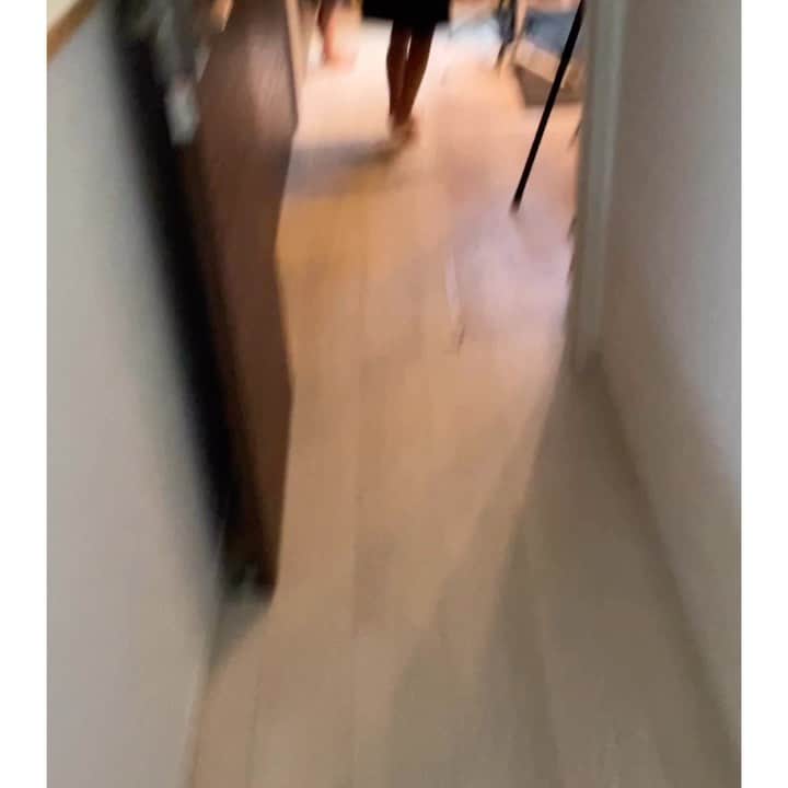 のインスタグラム：「【日本の思い出】 ドラムのYUTA先生と久々の再会☺️🥁 みゆふわの好きな曲で生初見で叩いてみたをやってくれました😳 その後も全力かくれんぼしてくれたり楽しい時間でした！！  そして、あさひちゃんとも初対面！！！🥰 みゆもふわもメロメロで癒し空間すぎた、、、 ふたりとも抱っこさせてもらったけど、ふわは若干硬直😂  YUTA先生は僕と同い年だし奥さんはマリオカート上手だしこれからも仲良くしたいです😊 また桃鉄も一緒にしましょー🚅  #癒しすぎた #無理かもしれん #連れて帰りたいまであった #ぽる」