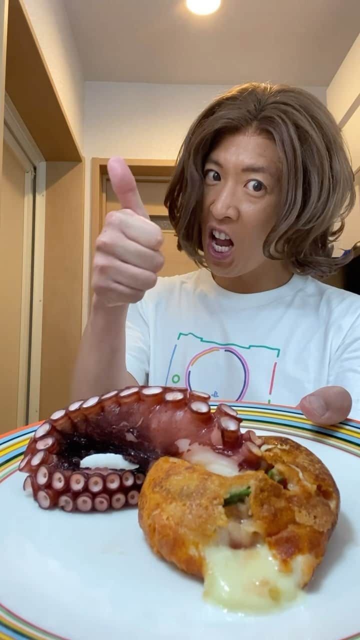 元木敦士のインスタグラム：「イタリア風ジャンボたこ焼き😋 チーズが伸びるイタリア風たこ焼きです😊  たこ焼き粉　110g 水150 トマトジュース150 たまご　１個  《具》 モッツァレラチーズ カットトマト バジル  ワインにもあうよ😊😊👌 お疲れちゃーん⭐︎  追記:タコは茹でました😊 具材の水分は拭き取って下さい⭐︎ 水分多くなるとタコ焼きが固まりにくくなります⭐︎  #たこ焼き #打上花火 #米津玄師 #daoko」