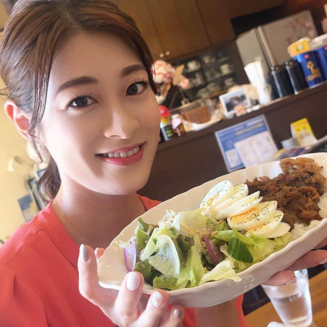 小宮山瑞季さんのインスタグラム写真 - (小宮山瑞季Instagram)「先週のランチ😋🍴💕  長野市の県庁近くにあるお店で カレーを食べてきました😎✨ 普段お昼を食べに行くことはほとんどなく、 社内で食べているのですが、 この日は、みんなの信州メンバーの 重盛キャスターと岸本気象予報士と ランチを楽しめることに🌼🌼🌼  カレーを食べて、夏バテ防止です！笑  カレー自体は、ピリ辛で、 でも野菜の甘みが感じられて、 あっという間に完食してしまうほど 美味しかったです☺️💓  お店のレトロな雰囲気も最高で リラックスできました～🙆‍♀️！ ちなみにこのお店は、ラサというお店です！ みなさんの長野市のおすすめランチ 教えてください～★   #ランチ  #平日ランチ  #lunch  #県庁  #長野県庁  #長野市ランチ  #長野グルメ #nagano  #ラサ  #レトロ  #落ち着く雰囲気  #夏バテ防止  #カレー  #curry  #ピリ辛  #辛いもの好き  #おすすめランチ  #みんなの信州  #重盛赳男  #岸本慎太郎  #気象予報士  #長野放送  #アナウンサー  #小宮山瑞季」8月21日 19時48分 - komiyama_mizuki