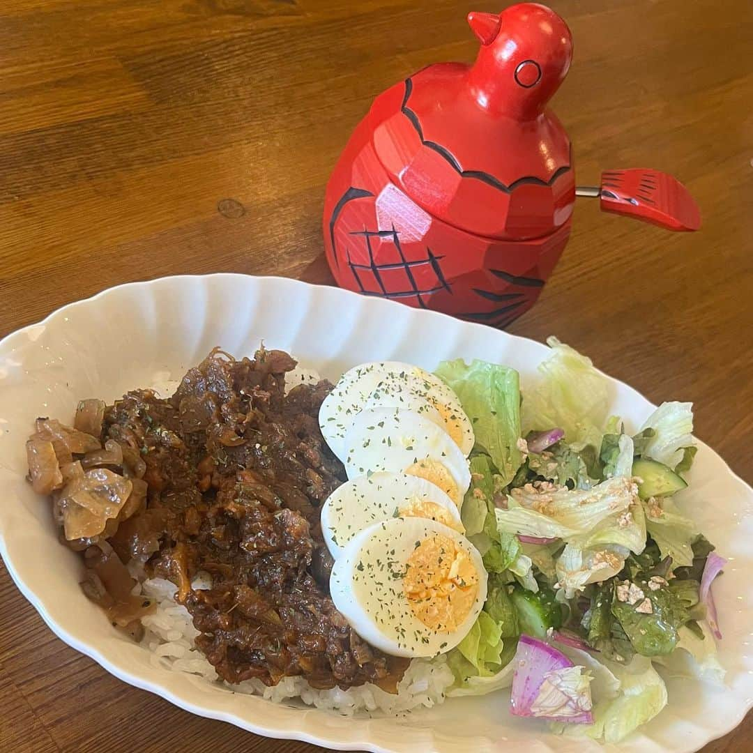 小宮山瑞季さんのインスタグラム写真 - (小宮山瑞季Instagram)「先週のランチ😋🍴💕  長野市の県庁近くにあるお店で カレーを食べてきました😎✨ 普段お昼を食べに行くことはほとんどなく、 社内で食べているのですが、 この日は、みんなの信州メンバーの 重盛キャスターと岸本気象予報士と ランチを楽しめることに🌼🌼🌼  カレーを食べて、夏バテ防止です！笑  カレー自体は、ピリ辛で、 でも野菜の甘みが感じられて、 あっという間に完食してしまうほど 美味しかったです☺️💓  お店のレトロな雰囲気も最高で リラックスできました～🙆‍♀️！ ちなみにこのお店は、ラサというお店です！ みなさんの長野市のおすすめランチ 教えてください～★   #ランチ  #平日ランチ  #lunch  #県庁  #長野県庁  #長野市ランチ  #長野グルメ #nagano  #ラサ  #レトロ  #落ち着く雰囲気  #夏バテ防止  #カレー  #curry  #ピリ辛  #辛いもの好き  #おすすめランチ  #みんなの信州  #重盛赳男  #岸本慎太郎  #気象予報士  #長野放送  #アナウンサー  #小宮山瑞季」8月21日 19時48分 - komiyama_mizuki