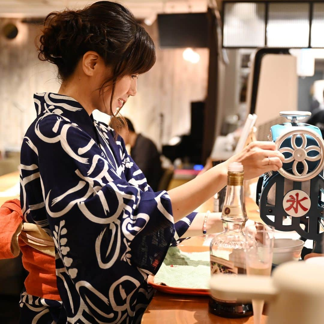 辻香織さんのインスタグラム写真 - (辻香織Instagram)「浴衣でおひとりカオリバー。 お盆明けで、　お忙しい中、 みなさんありがとうございました（╹◡╹）  ワンオペで、 ドリンク作ったり、 お料理を出したり(みんな取りに来てくれるけど) 大変ではありますが。。。  なんとかやれました！  カオリバーは、 みなさまの優しさで出来ています。  いつもありがとうございます✨✨✨  来月は、築地スタンド上松さんで(9/17日) カオリバー。  かき氷は来月もやりたい！🍧  #辻香織  #浴衣イベント  #カオリバー #桜新町neighbor」8月21日 19時44分 - tsujicaoli