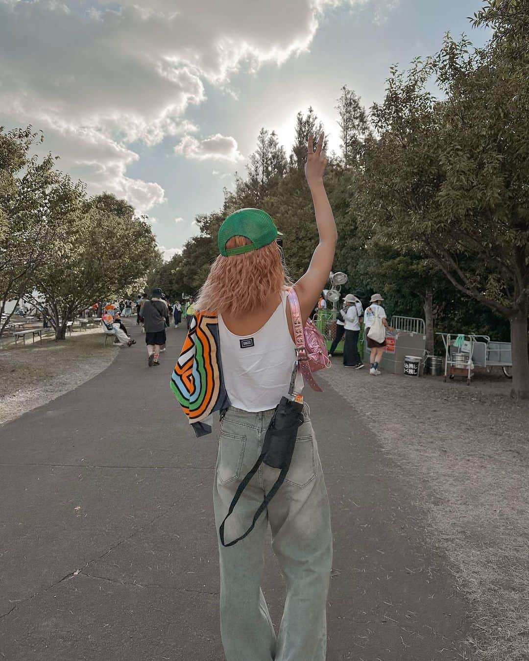 HARUYOさんのインスタグラム写真 - (HARUYOInstagram)「. 今年の夏フェスもやりきりましたっ (どでかい明太マヨ🍙をさがせ)  もう8月おわる？オソロシイ、、、、  #rockinjapan#rockinjapan2023#summersonic#summersonic2023#ロッキン#サマソニ#フェスコーデ#夏フェス#夏フェスコーデ海外ファッション#海外コーデ#海外ガール#ヘアアレンジ#リメイク服#befirst#mazzel#bmsg#besty#ビーファースト」8月21日 19時46分 - h_trip