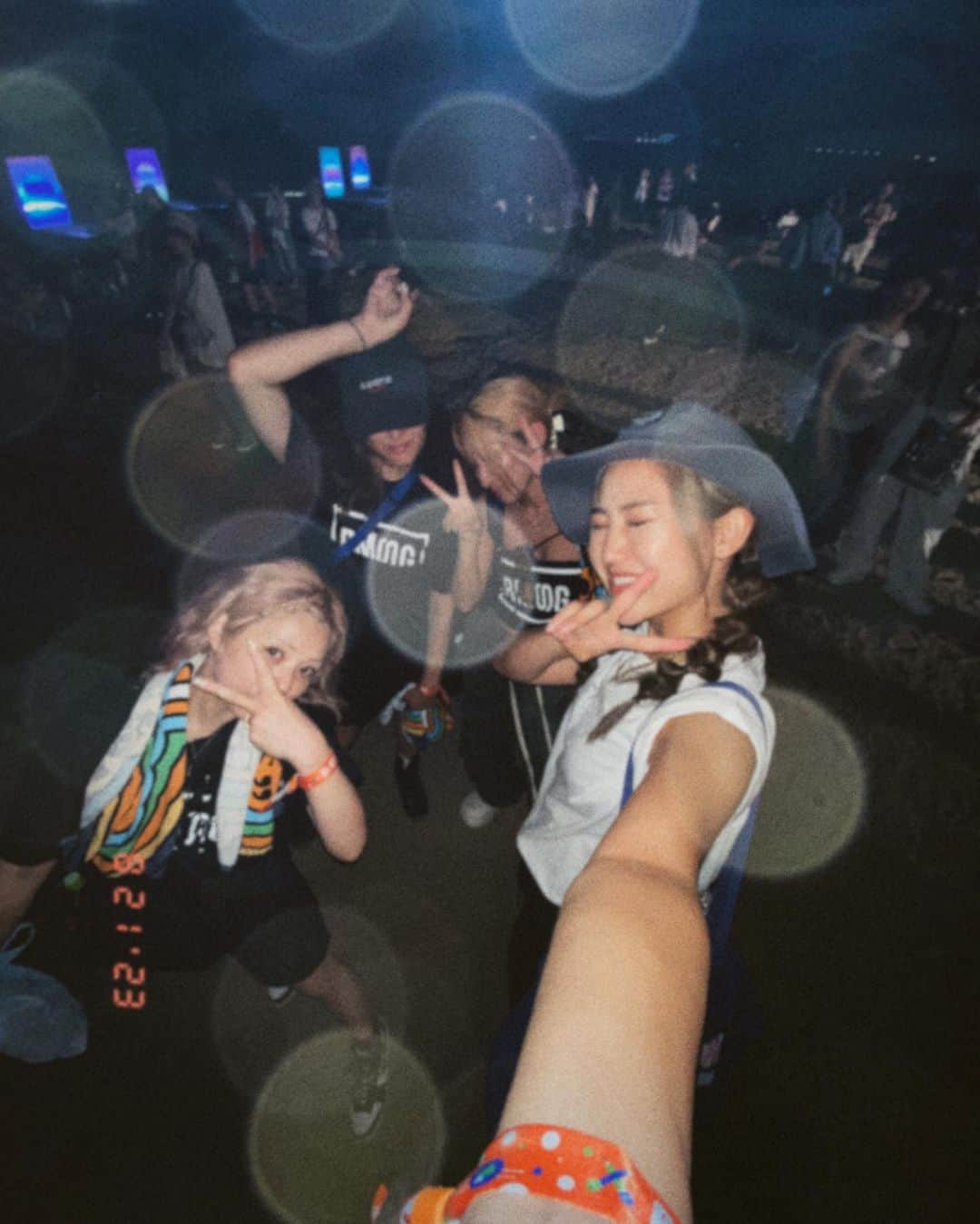HARUYOさんのインスタグラム写真 - (HARUYOInstagram)「. 今年の夏フェスもやりきりましたっ (どでかい明太マヨ🍙をさがせ)  もう8月おわる？オソロシイ、、、、  #rockinjapan#rockinjapan2023#summersonic#summersonic2023#ロッキン#サマソニ#フェスコーデ#夏フェス#夏フェスコーデ海外ファッション#海外コーデ#海外ガール#ヘアアレンジ#リメイク服#befirst#mazzel#bmsg#besty#ビーファースト」8月21日 19時46分 - h_trip