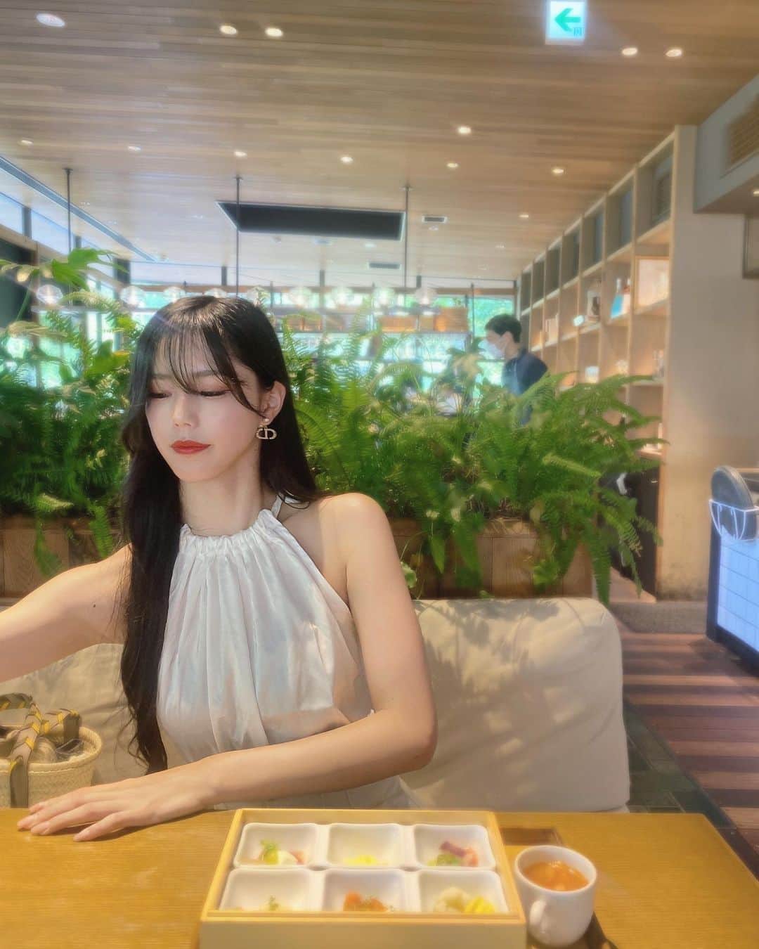 真木しおりのインスタグラム：「lunch🥗🤍  吹田にあるバードツリー行ってキタァ😳 目当てのカフェが外まで行列やったから 急遽近くにあるカフェに変更！！笑  おしゃれでリーズナブルで3回目🥰🥰  #데일리#촣아요#셀카#黒髪ロング#rq#instagram#forrowme #cafe #café #카페 #카페스타그램 #カフェ #大阪カフェ #お洒落カフェ」