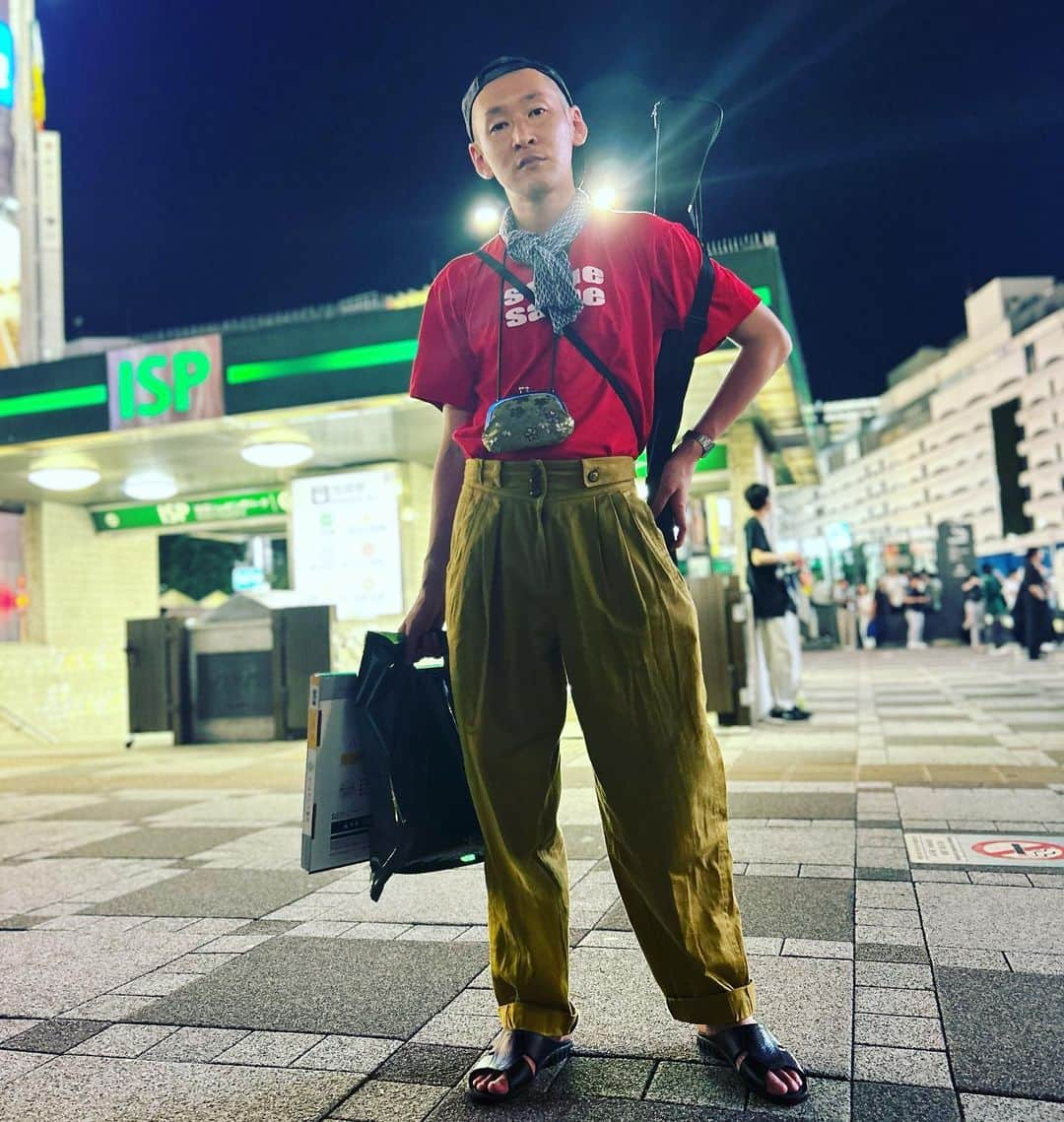 市川刺身さんのインスタグラム写真 - (市川刺身Instagram)「今日の服装。 なかちゃんと散歩した後コント道具探しに行った日。  お土産でもらったsamesameの赤Tシャツ。 タイさんが下北沢で購入してプレゼントしてくれたズボン。 十四才で購入した帽子に黒の便所サンダルで金のがま口に手ぬぐいにサコッシュで購入した荷物。  昼からなかちゃんと会って散歩して韓国プリクラを撮りました。 池袋にコント道具を探しに行ってついでに何年ぶりかに鬼金棒のラーメンを食べて池袋の駅前で携帯置いて撮りました。 明日は始発早起き。 振り絞っていこう。 駅前ありがとう。  #今日着た服 #ファッション #古着 #新大久保 #池袋 #鬼金棒」8月21日 19時56分 - soitsudoitsu