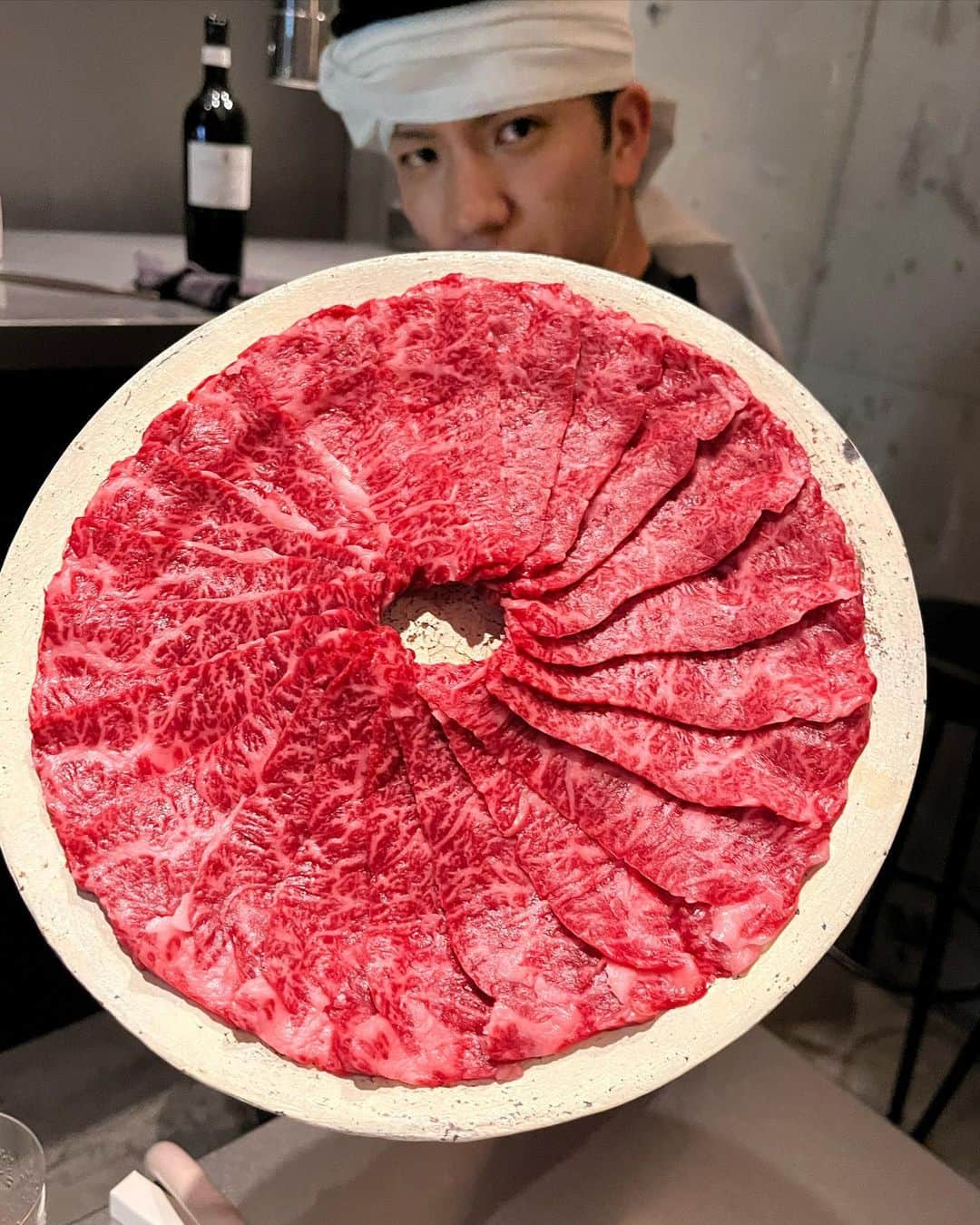 千秋のインスタグラム：「今日も最高に美味しい @wagyumafiadistrict 🥩 尾崎牛を贅沢にすき焼きにしてたのに「白いお米が食べたい」からの特製ハンバーグ「wagyuやか」を作ってもらいました✨ つなぎなしの100%尾崎牛、毎日食べられる🤤 最後の写真は、お水なのですが、こんなこと日本でしかできない、世にも不思議な忍者アイス🥷🏻 （何も見えないけど中には大きな氷🧊一個だけ入っています） 勝手に「お肉のテーマパーク」と言っている @wagyumafiadistrict  お肉好きは是非食べてみてね！  #wagyumafia #wagyumafiadistrict #千秋焼肉   今日の課題📝 ・老舗旅館の再生案 ・この氷で新ビジネス案」