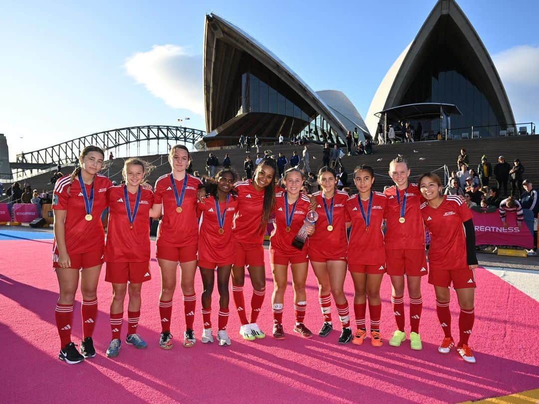 岩渕真奈のインスタグラム：「⚽️🇦🇺🏆 ⁡ 決勝を観にシドニーへ行ってきました！！ ⁡ 前日にはオペラハウスの前で 女の子達とサッカー大会を⚽️ FIFAのレジェンド達と現地の子供達とのサッカー フランスのLauraと同じチームで優勝🇫🇷✌️ なかなかない機会なのでとっても楽しかったです！！ ⁡ スペインの優勝で幕を閉じた今大会。 過去最高の観客数、チーム数 女子サッカーというもののパワーを感じました。 ⁡ アーセナルのスーパーレジェンドや👨‍👨‍👧 みんなにも会う事ができて シドニーとっても楽しかったです🇦🇺❤️ ⁡ #FIFAWWC #arsenal #BeyondGreatness」