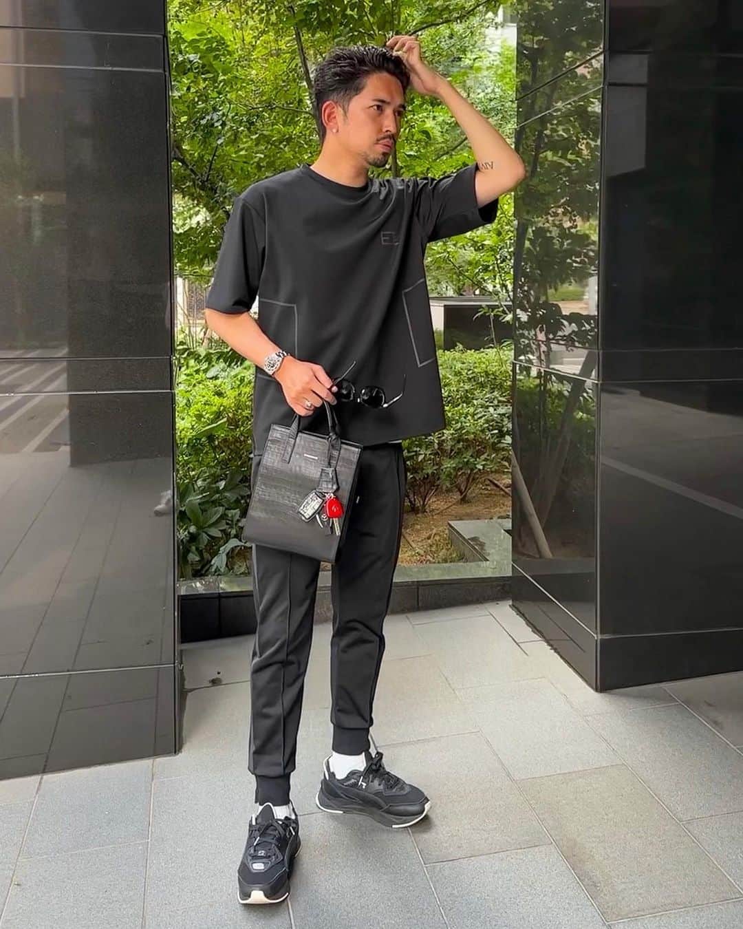 のインスタグラム：「ーーーーーーーーーーーーーー 🦜貴方のいいね、コメントが募金されます🕊️ 募金活動しています！ 投稿のいいね数×1円とコメント数×5円 を毎月集計して 様々な場所へ募金をさせて頂きます。 今月は公益財団法人どつぶつ基金へ募金しますのでいいね、コメントをお願いします🙇‍♂️ ーーーーーーーーーーーーーー  @eurokenvy 明後日から発売の 新作ミニトートバッグと イケオジセットアップを合わせた 休日風ラグスポコーデ  まだまだロングソックスは暑いね🥵 明日は滋賀県👍」