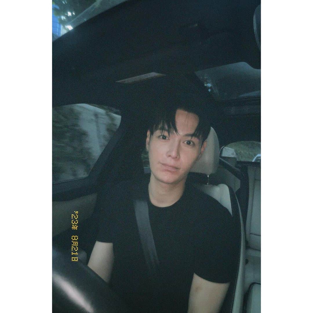 ジヒョク のインスタグラム：「정말 긴 퇴근길🥲」